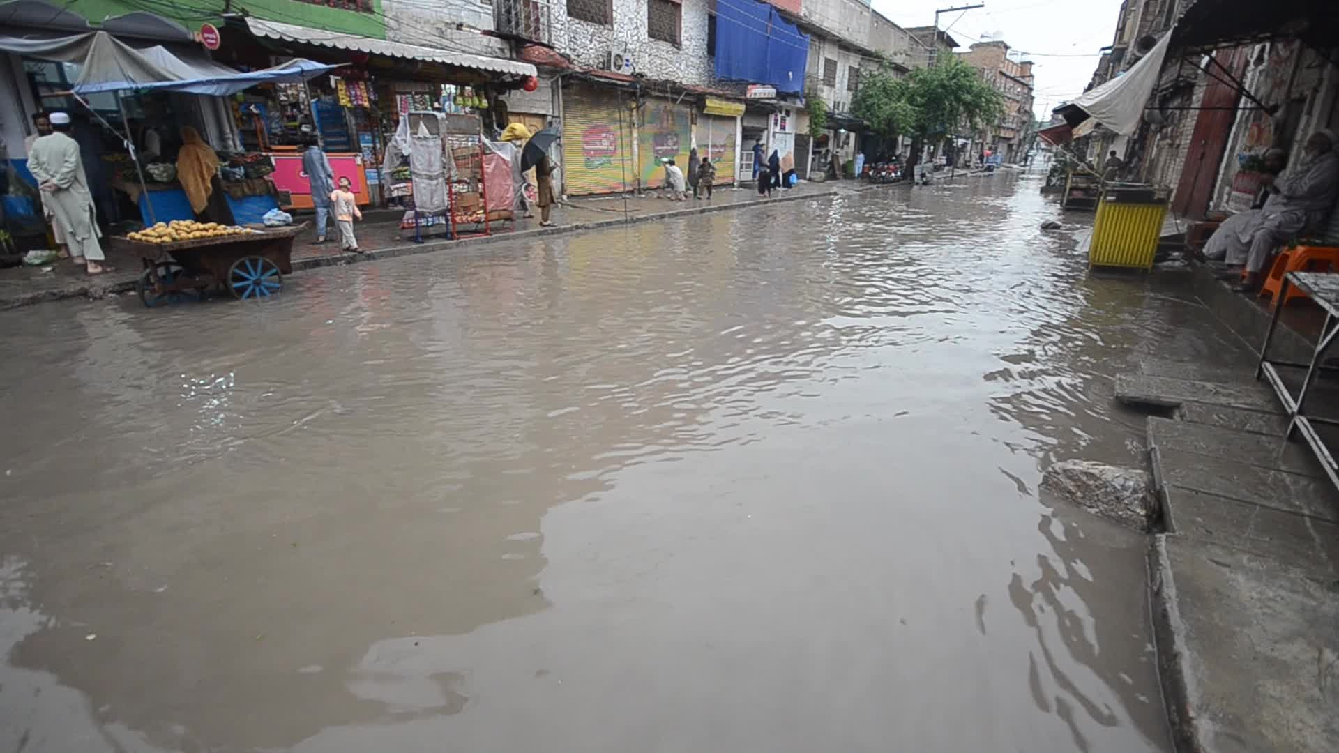 Rainstorms hit Pakistani city of Peshawar 