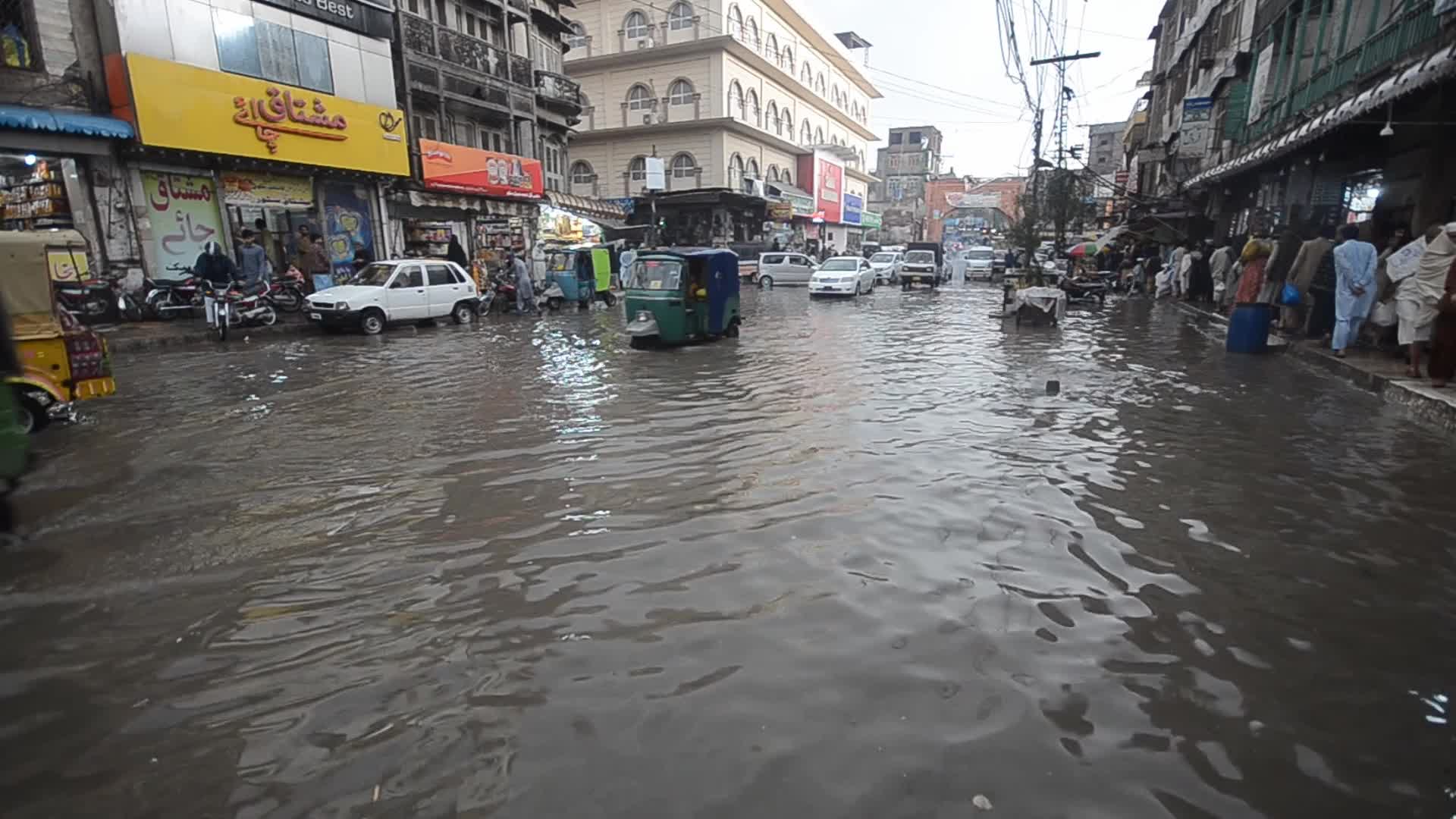 Rainstorms hit Pakistani city of Peshawar 