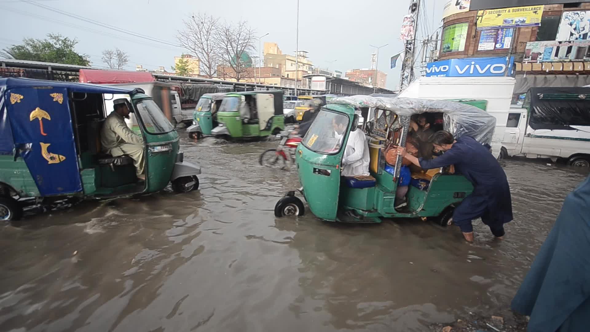 Rainstorms hit Pakistani city of Peshawar 