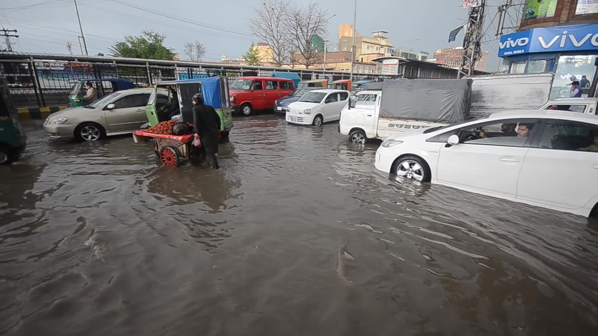 Rainstorms hit Pakistani city of Peshawar 