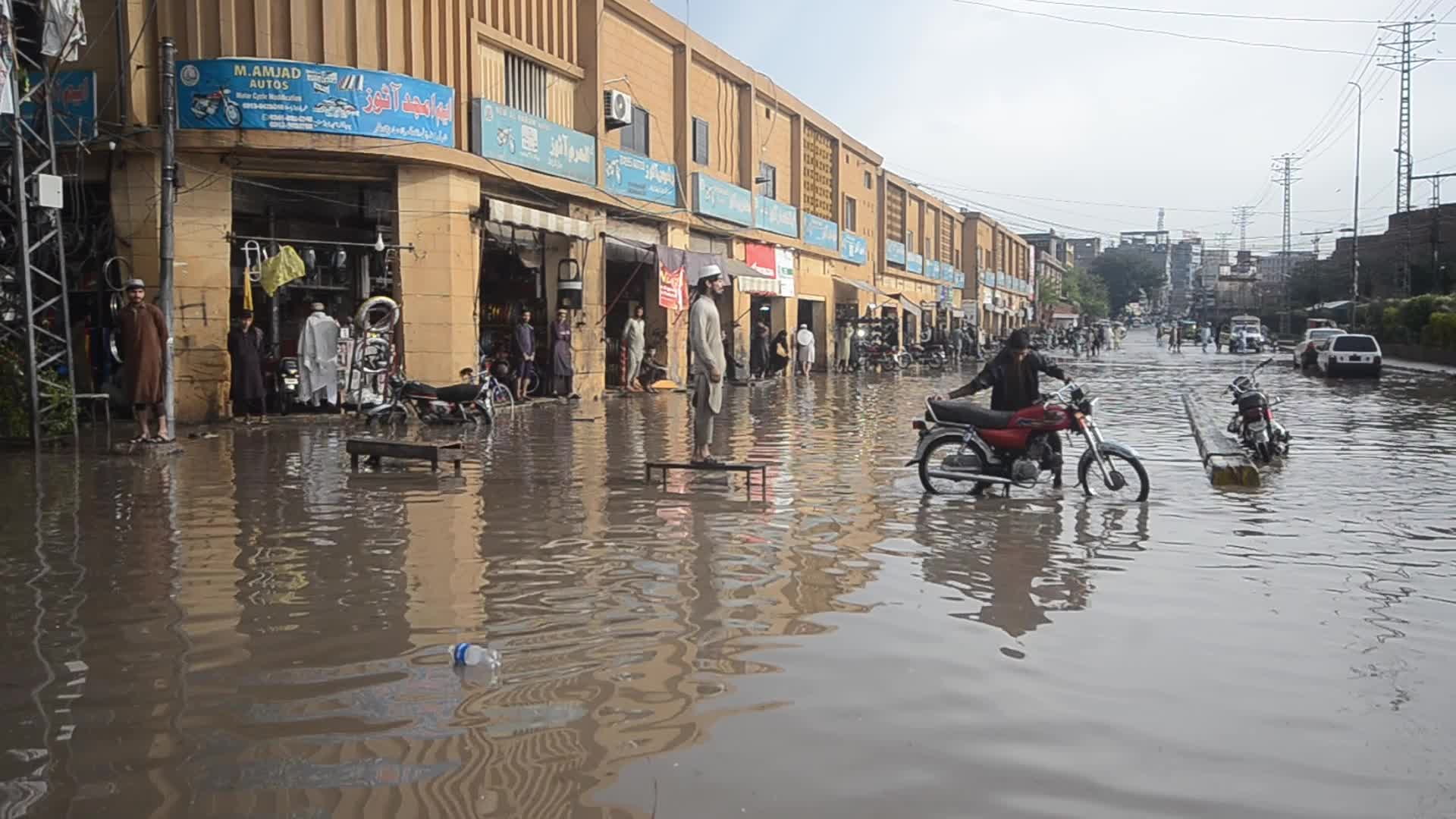 Rainstorms hit Pakistani city of Peshawar 
