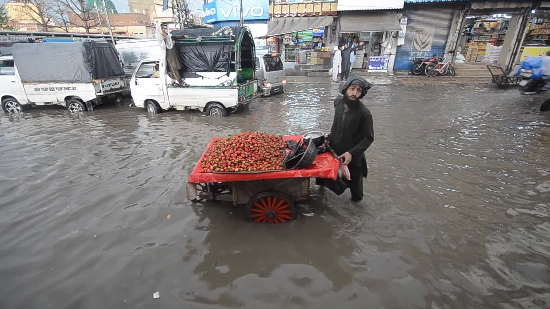 Rainstorms hit Pakistani city of Peshawar 