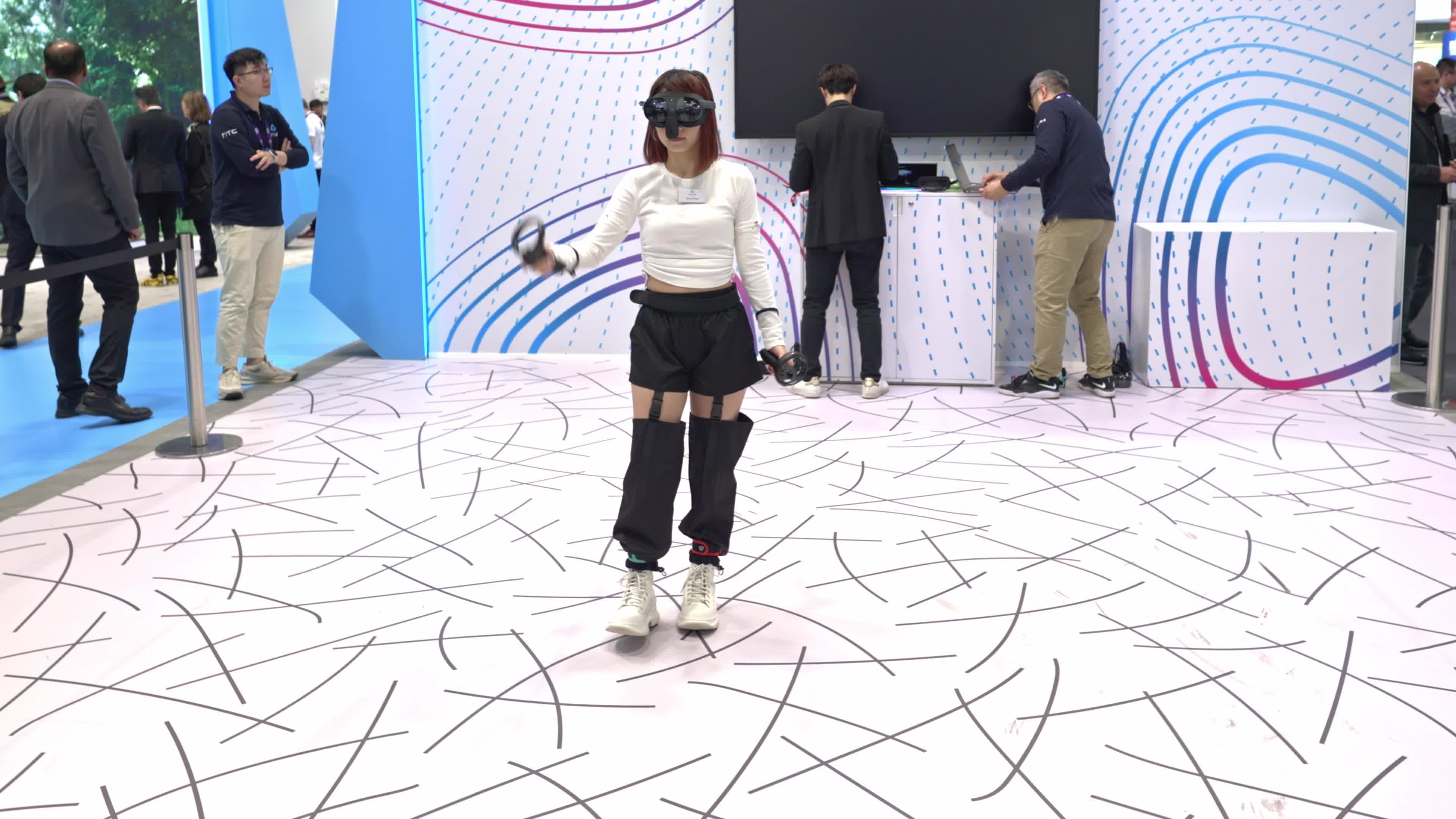 Women dancing in Metaverse 
