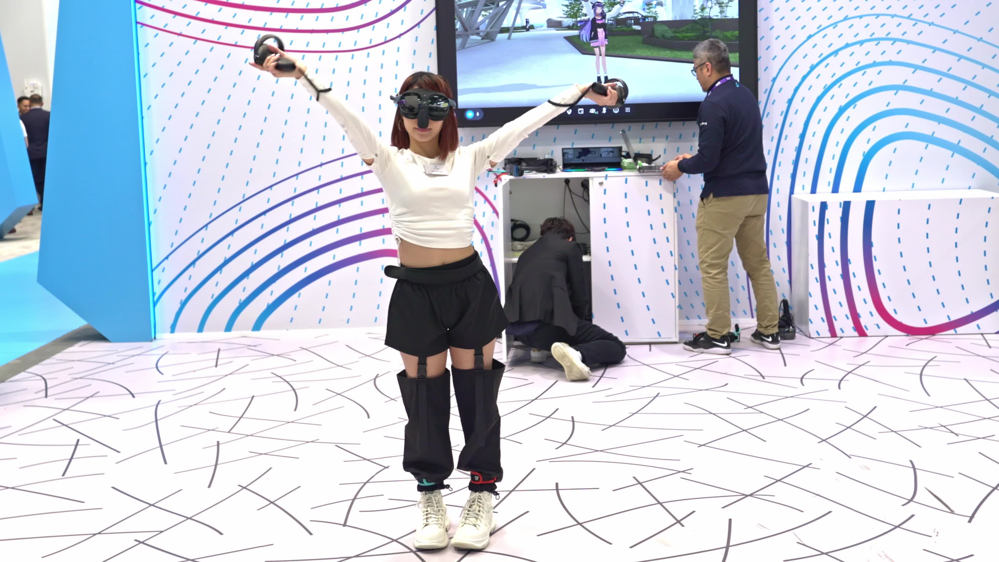 Women dancing in Metaverse 