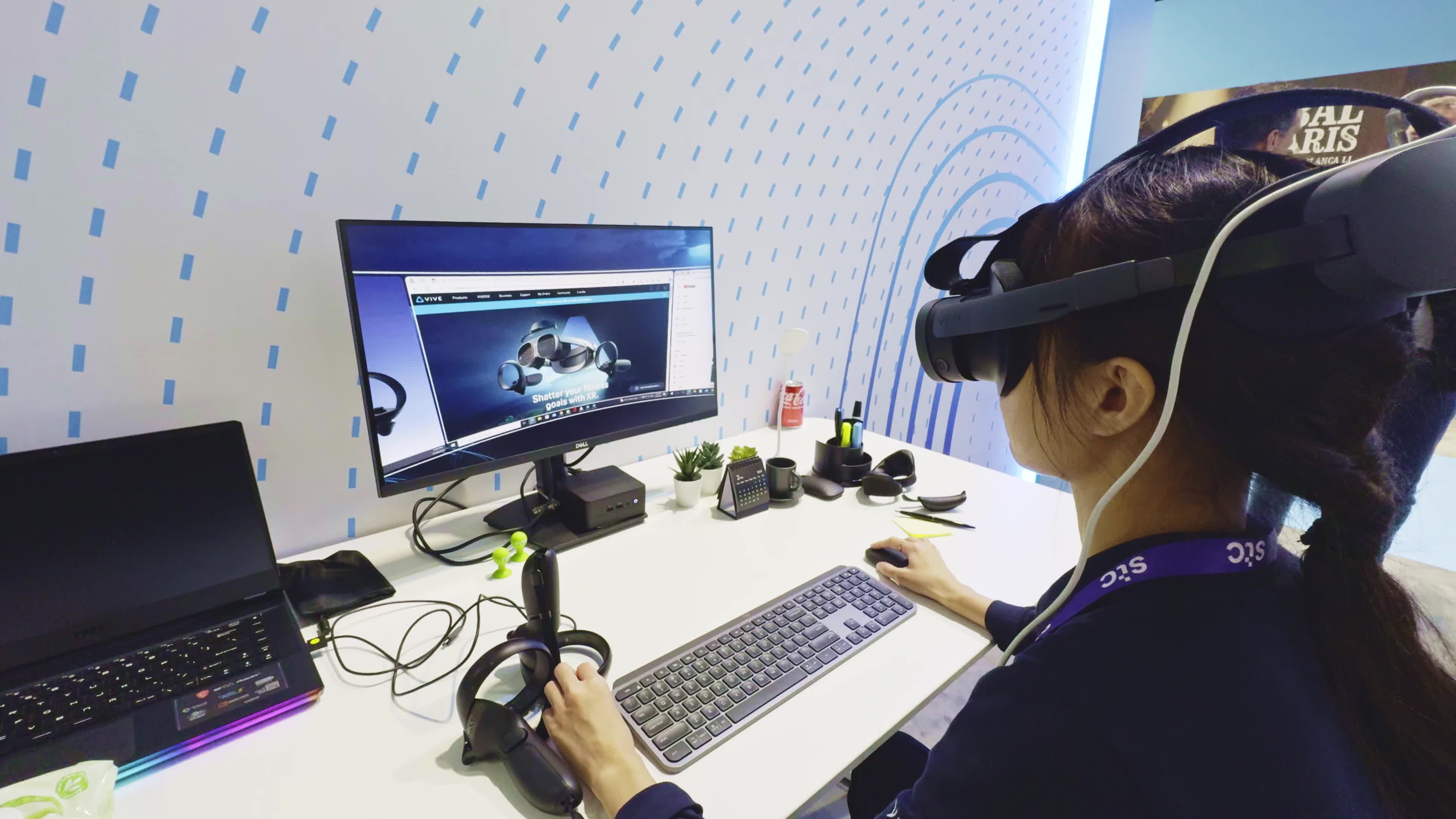  HTC VIVE XR Elite office work