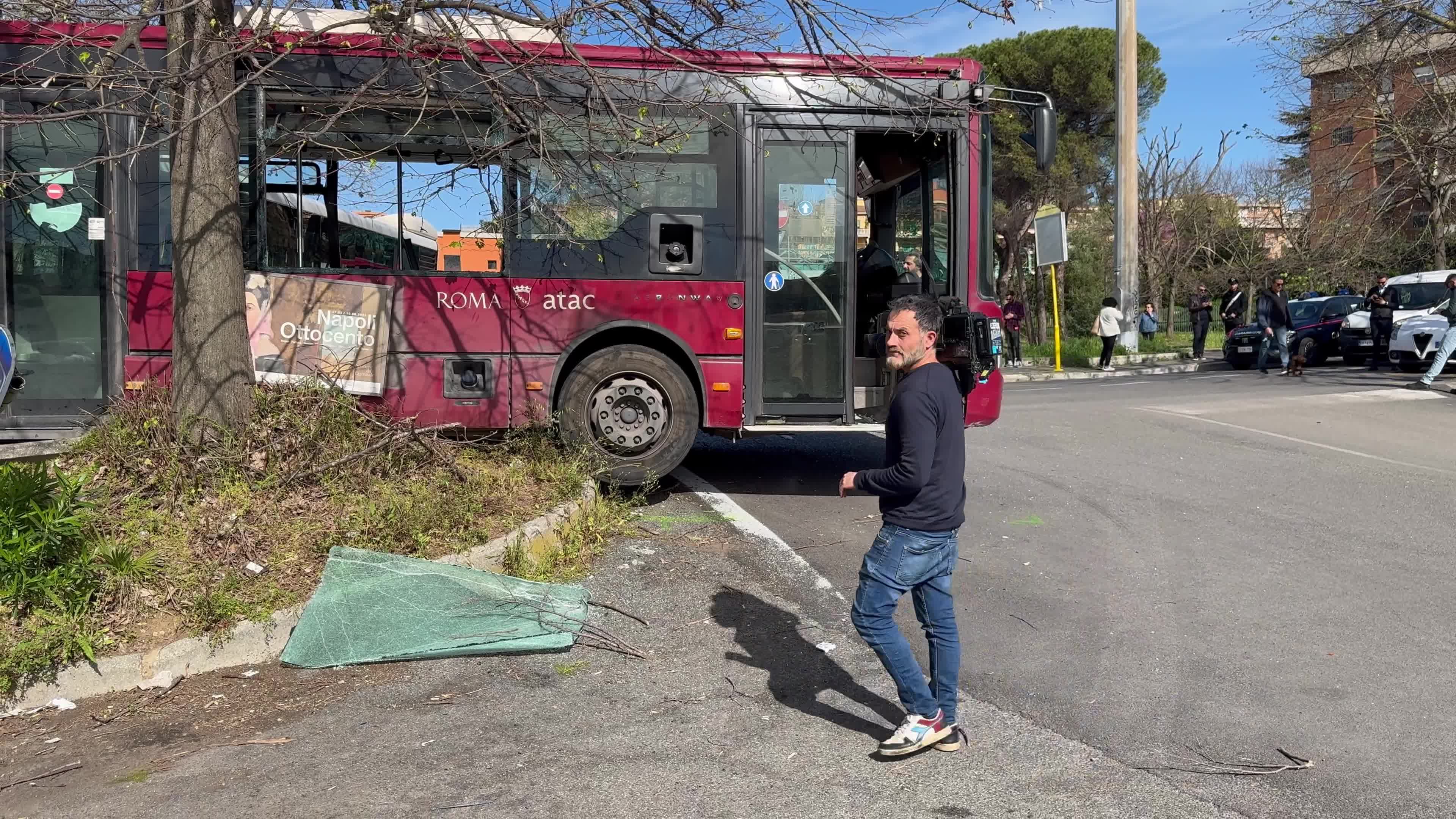 TPL driver loses control of the vehicle and crashes into an Atac bus: 15 injured. A two month old baby girl is very serious