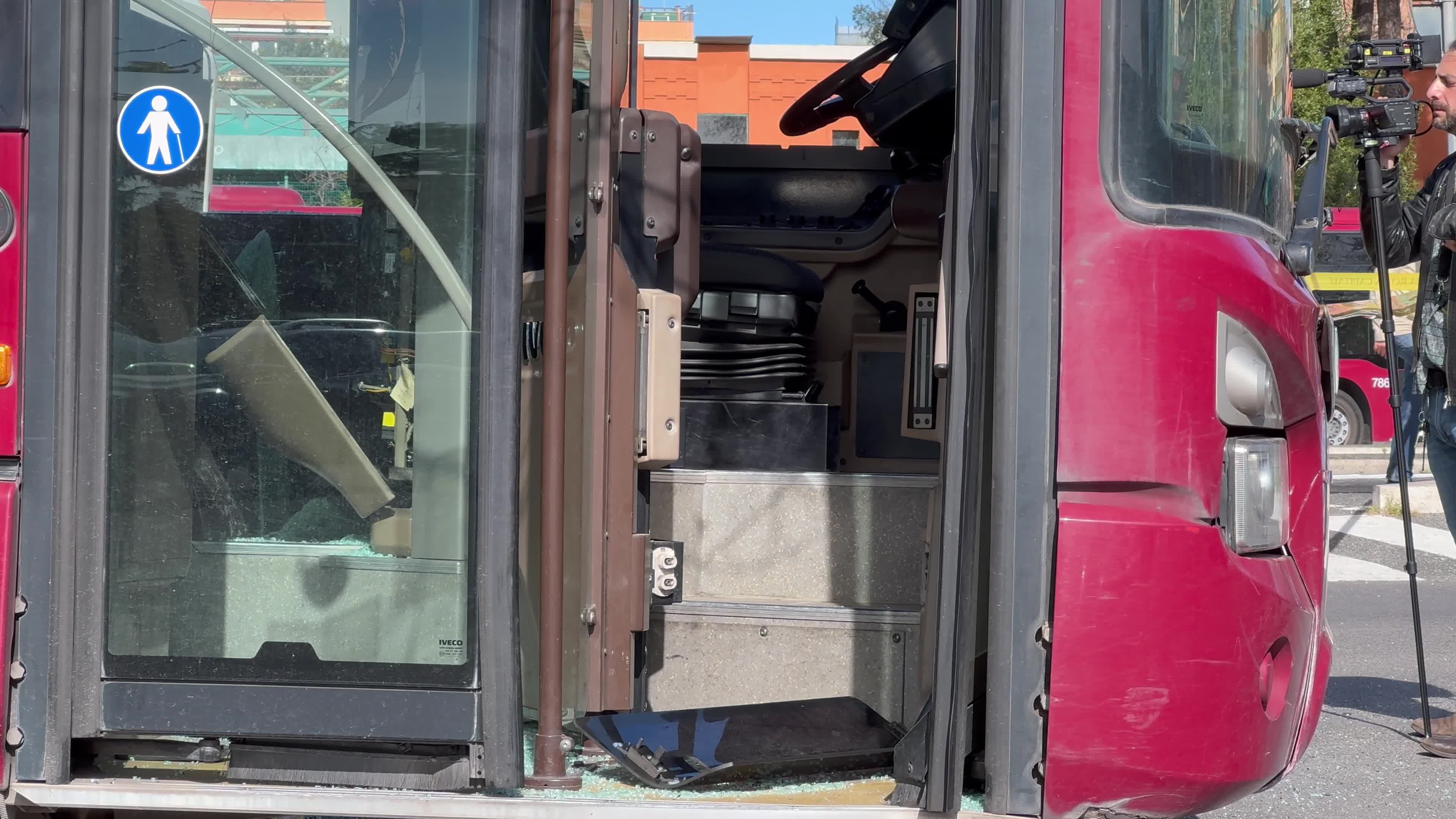 TPL driver loses control of the vehicle and crashes into an Atac bus: 15 injured. A two month old baby girl is very serious