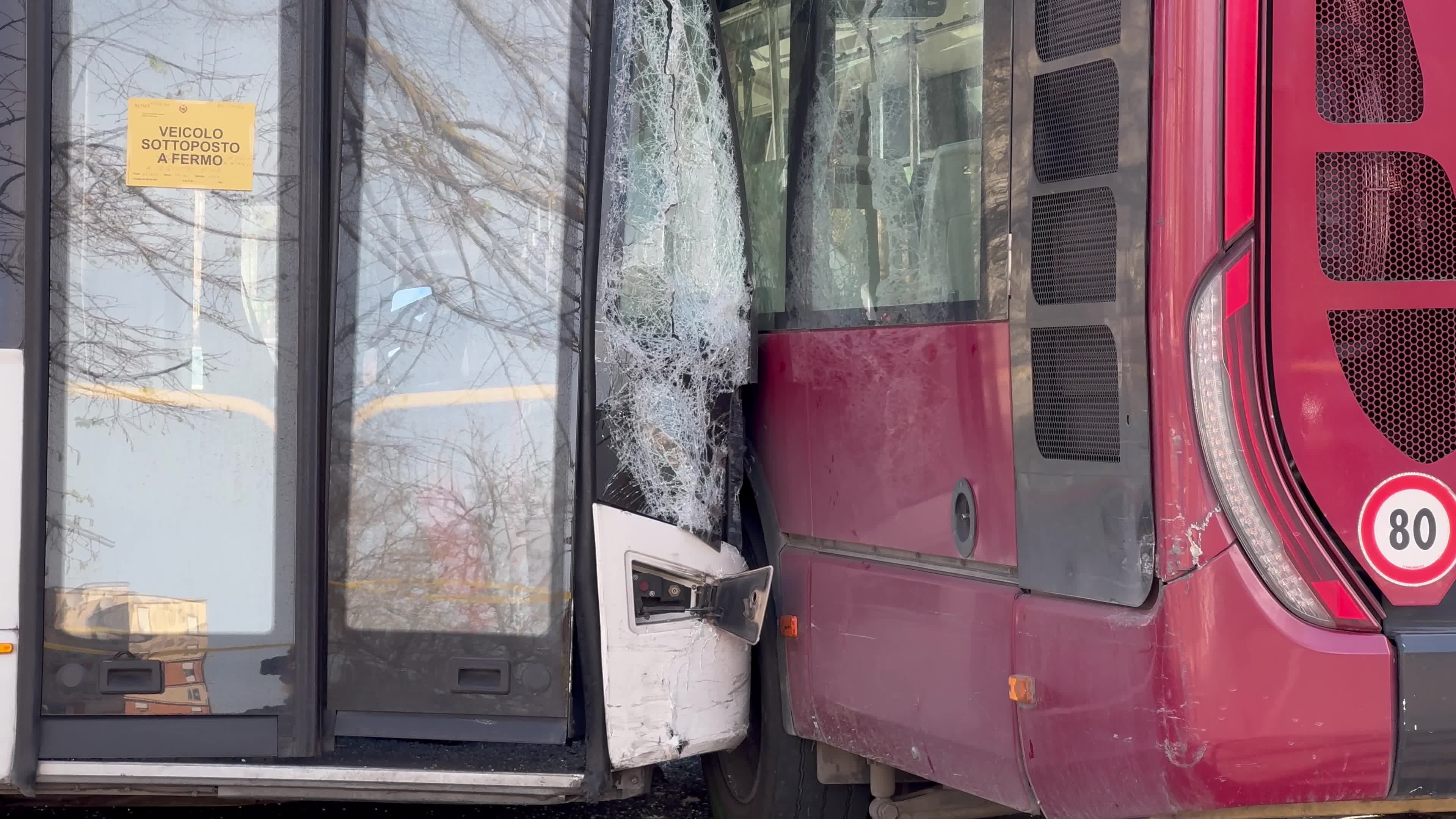 TPL driver loses control of the vehicle and crashes into an Atac bus: 15 injured. A two month old baby girl is very serious