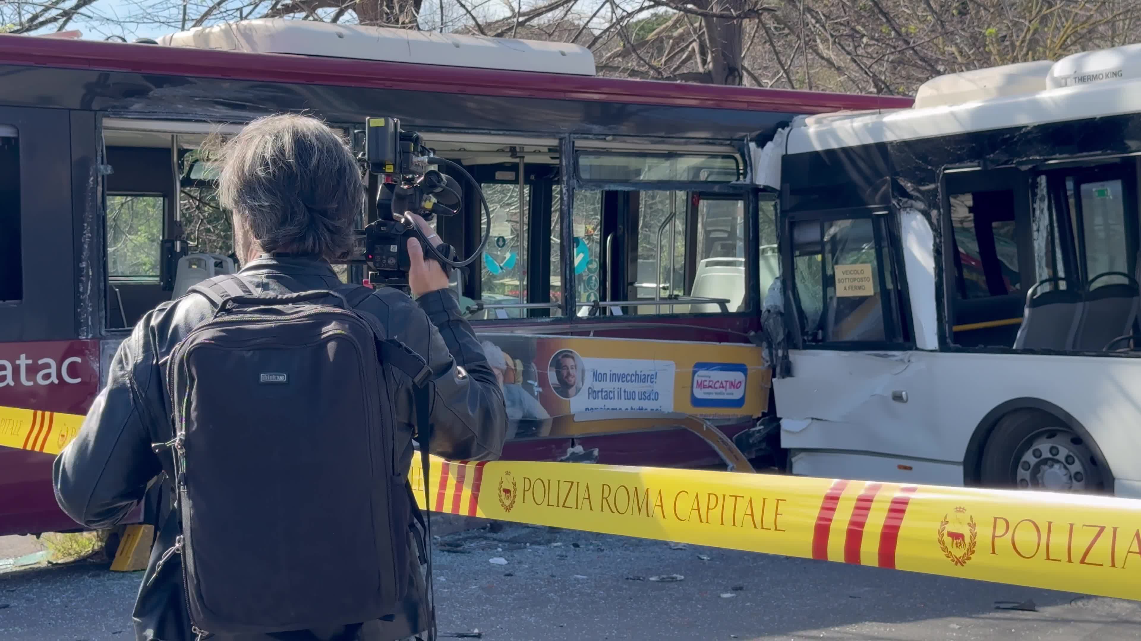 TPL driver loses control of the vehicle and crashes into an Atac bus: 15 injured. A two month old baby girl is very serious