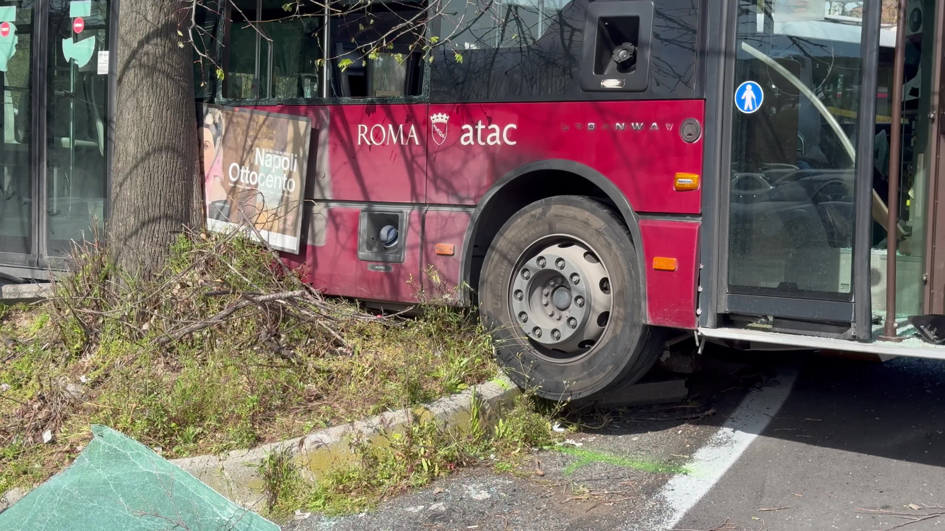 TPL driver loses control of the vehicle and crashes into an Atac bus: 15 injured. A two month old baby girl is very serious