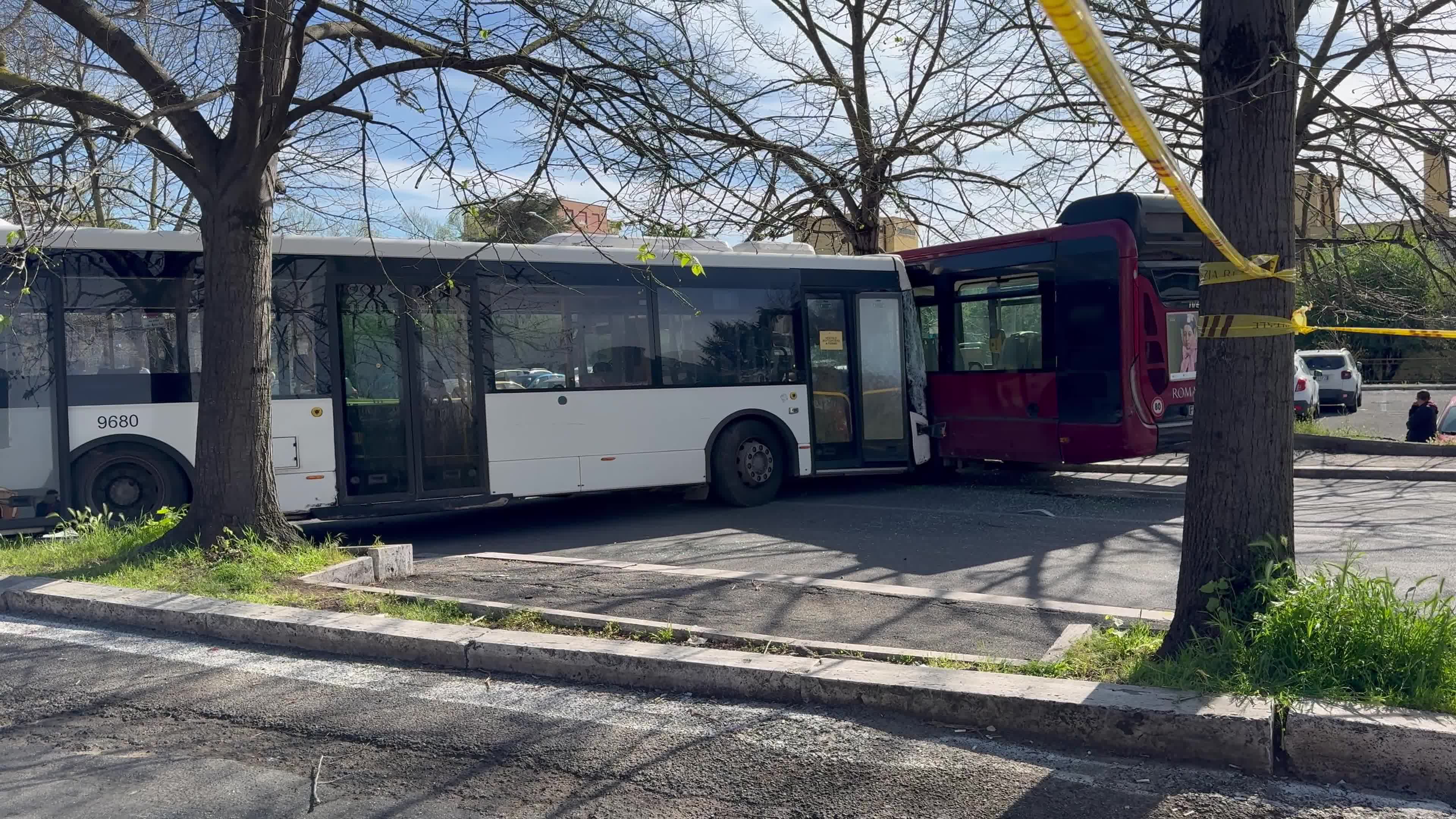 TPL driver loses control of the vehicle and crashes into an Atac bus: 15 injured. A two month old baby girl is very serious