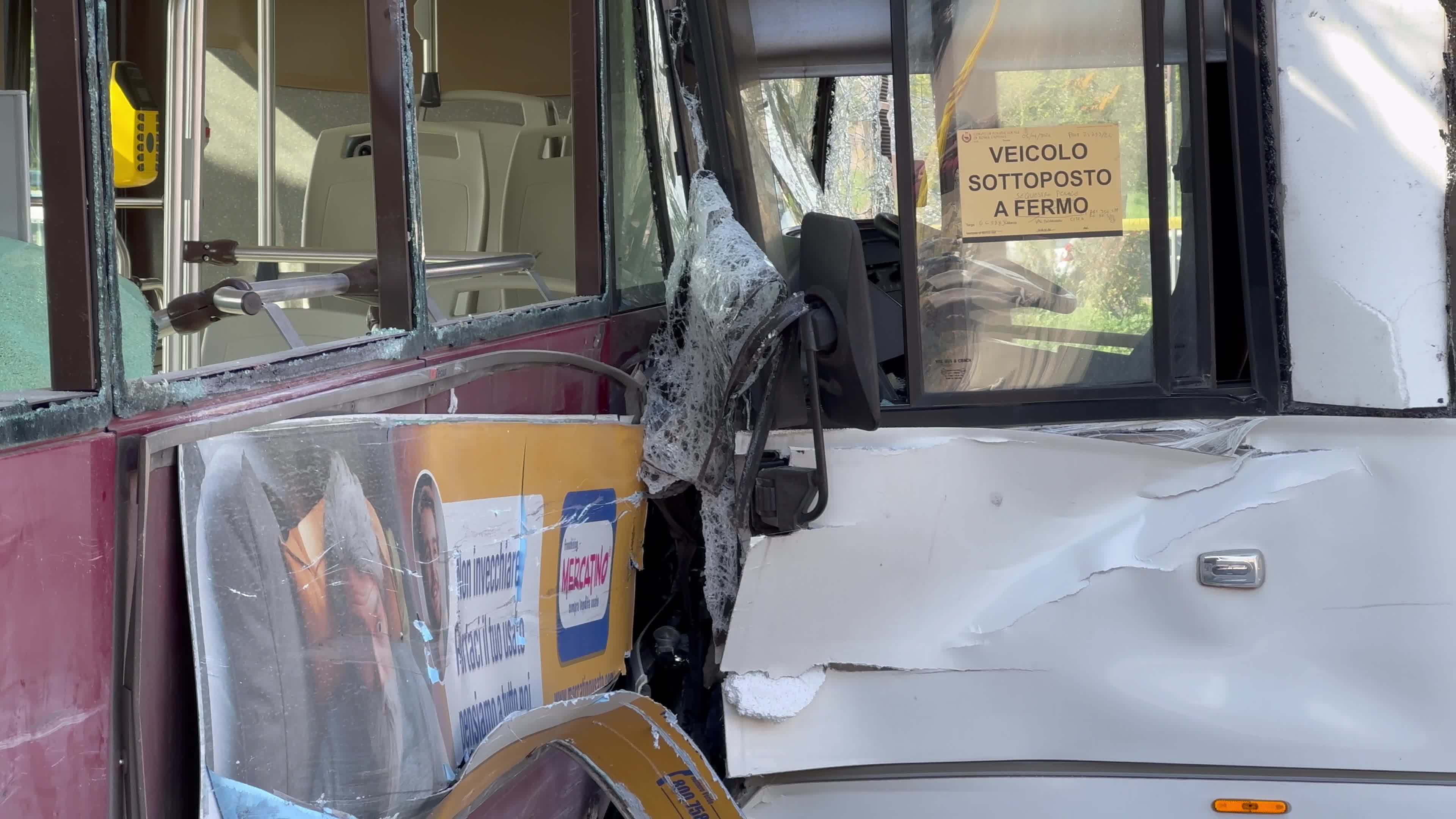 TPL driver loses control of the vehicle and crashes into an Atac bus: 15 injured. A two month old baby girl is very serious