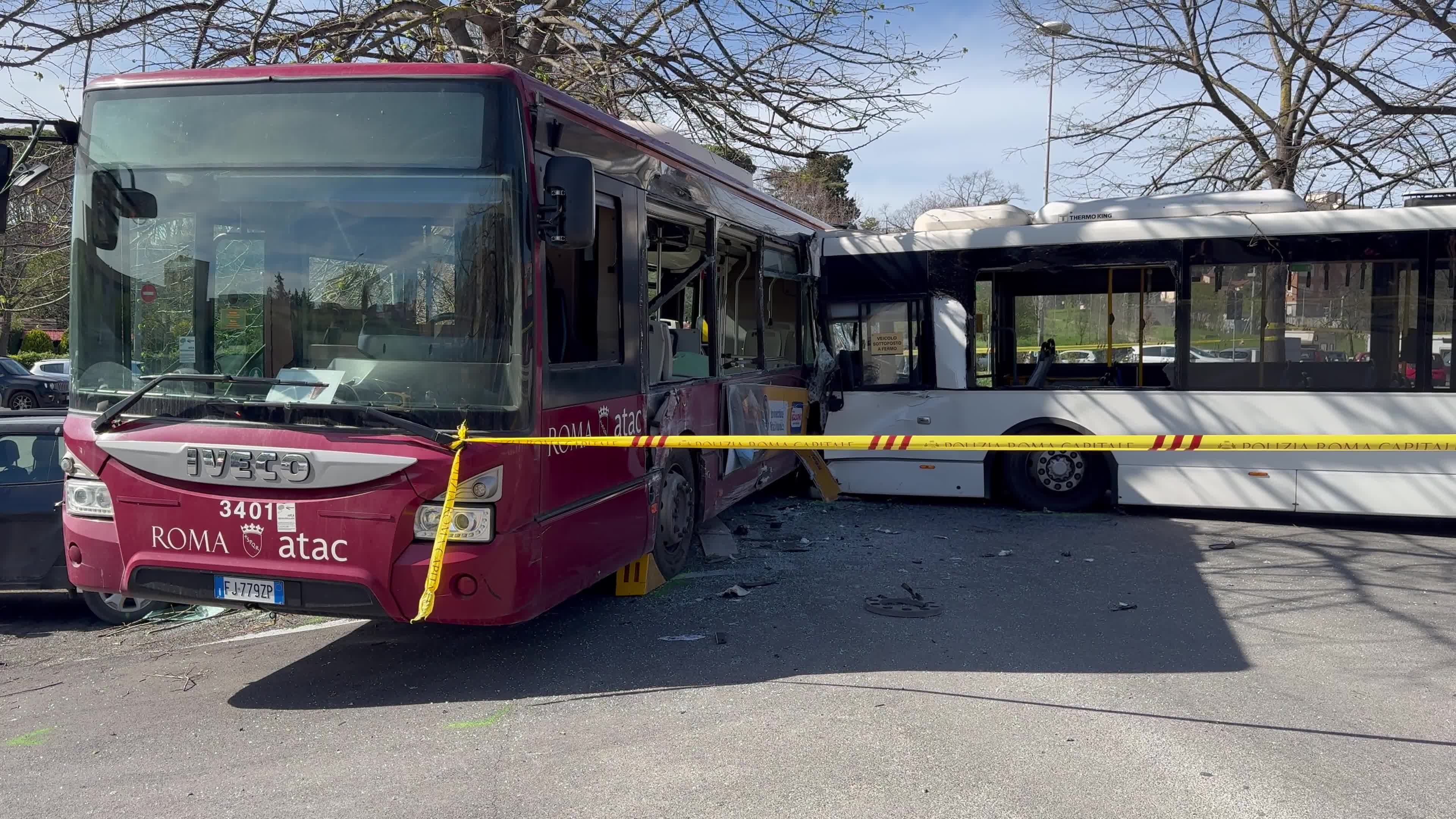 TPL driver loses control of the vehicle and crashes into an Atac bus: 15 injured. A two month old baby girl is very serious