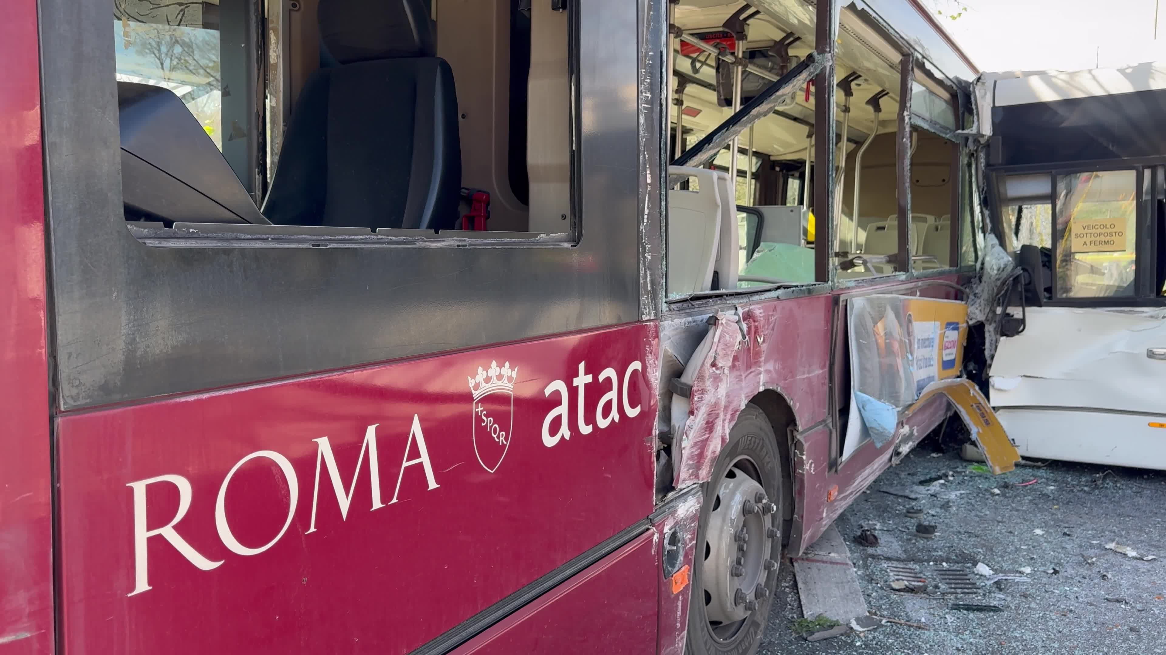 TPL driver loses control of the vehicle and crashes into an Atac bus: 15 injured. A two month old baby girl is very serious