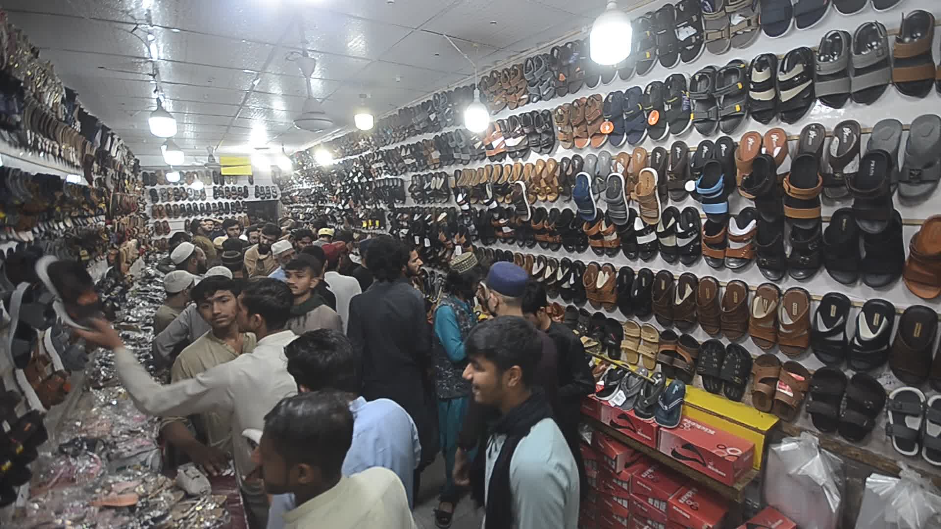 Pakistani people flock to open markets for Eid al-Fitr shopping
