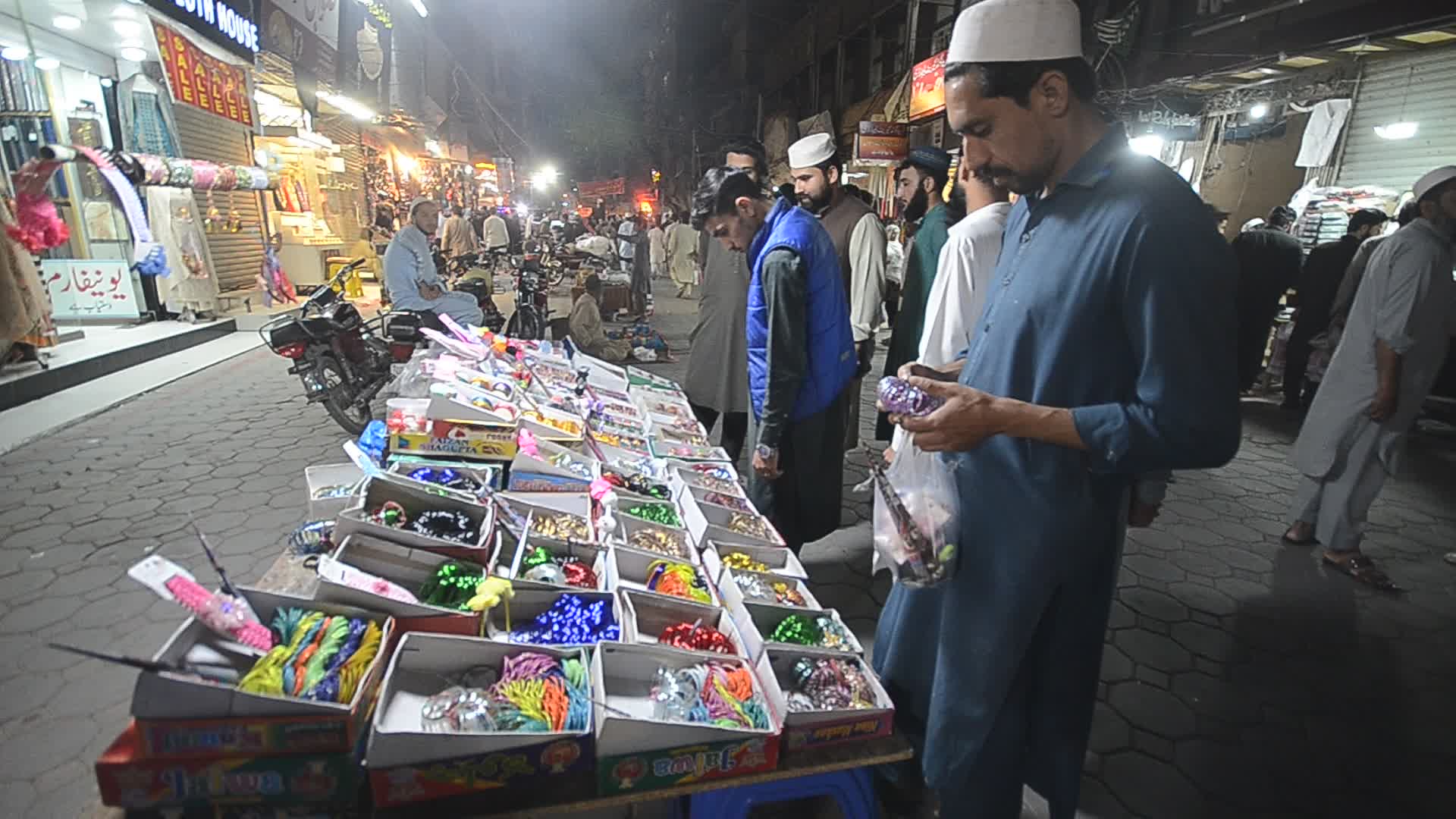 Pakistani people flock to open markets for Eid al-Fitr shopping
