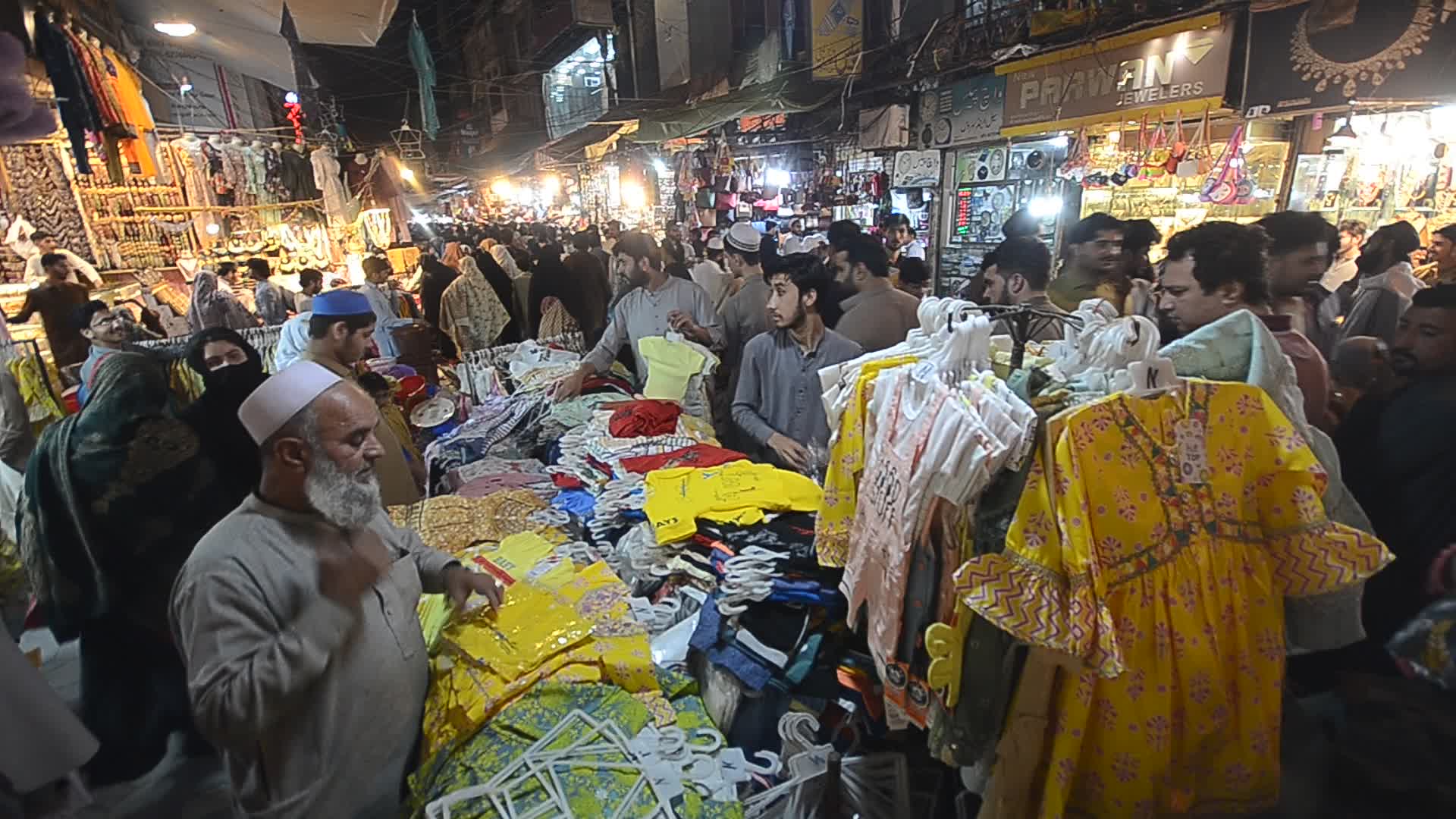Pakistani people flock to open markets for Eid al-Fitr shopping
