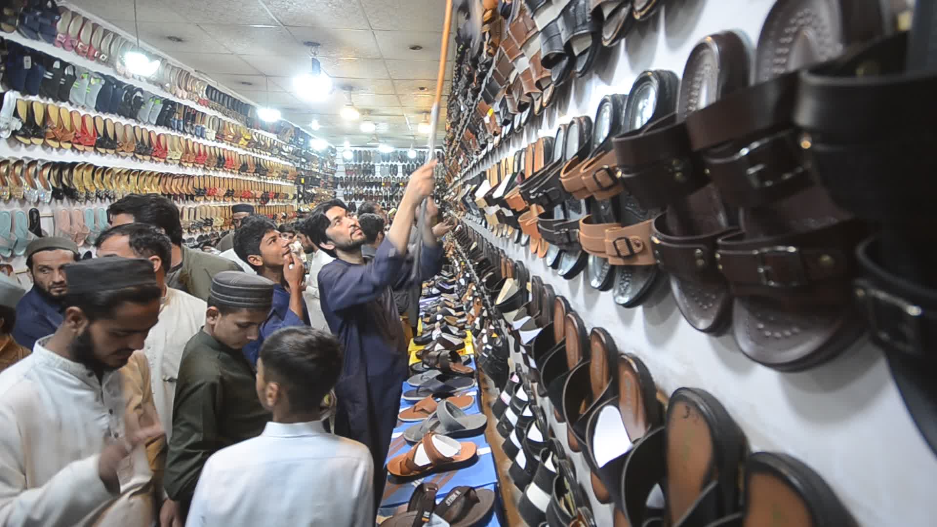 Pakistani people flock to open markets for Eid al-Fitr shopping
