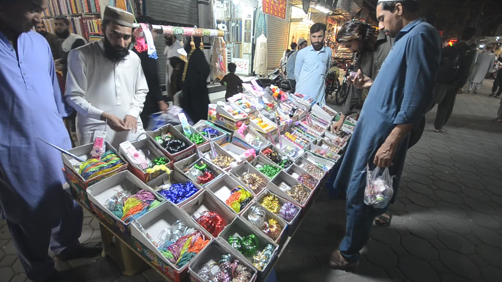 Pakistani people flock to open markets for Eid al-Fitr shopping
