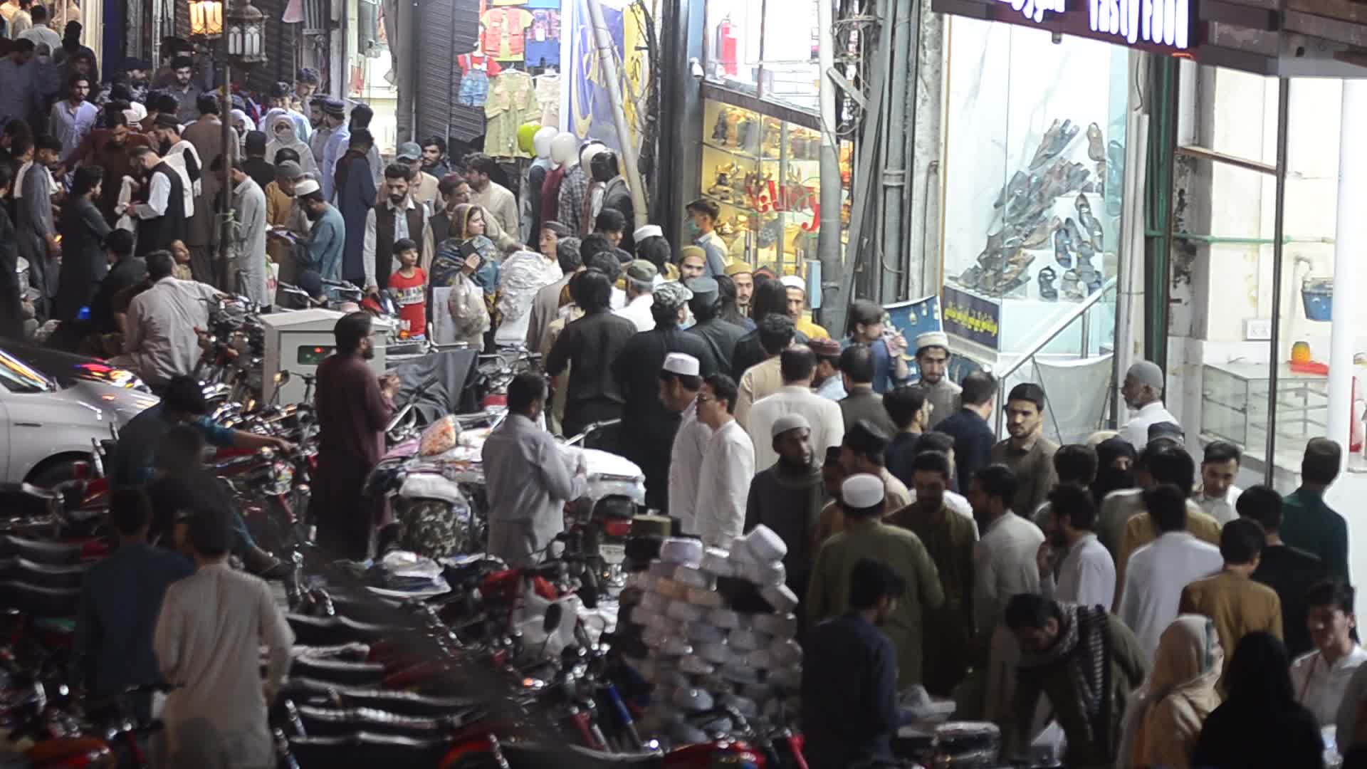 Pakistani people flock to open markets for Eid al-Fitr shopping
