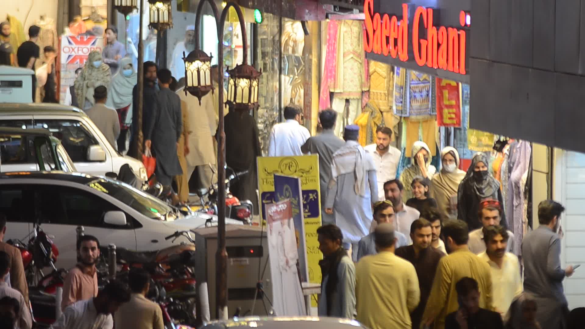 Pakistani people flock to open markets for Eid al-Fitr shopping
