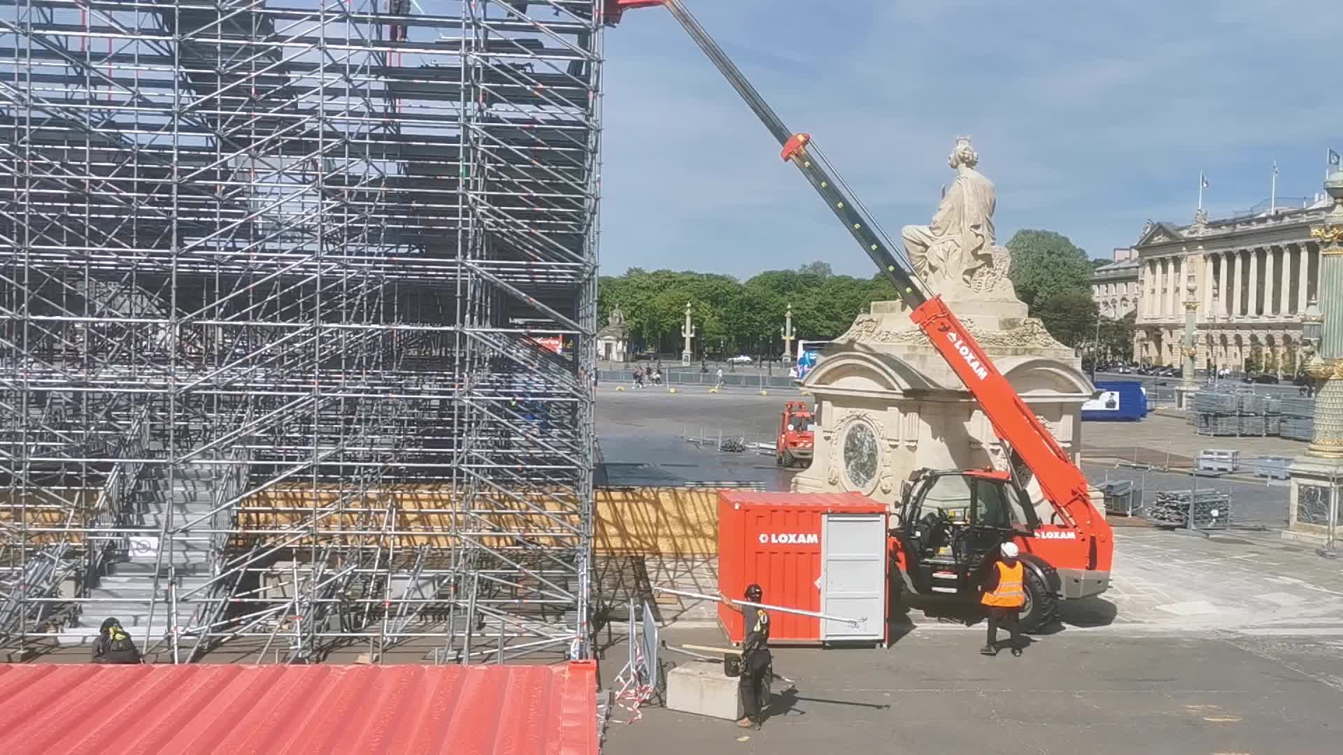 Workers preparing the olympic games in Paris