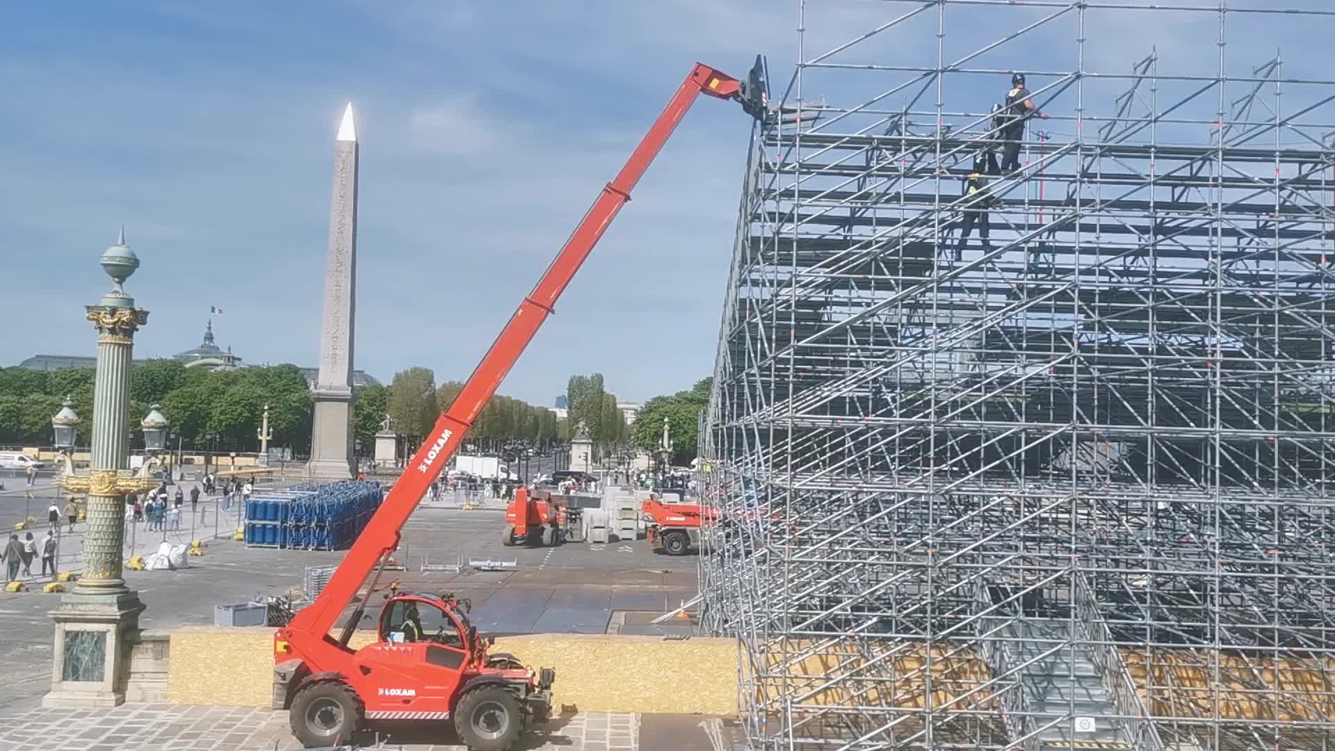 Workers preparing the olympic games in Paris