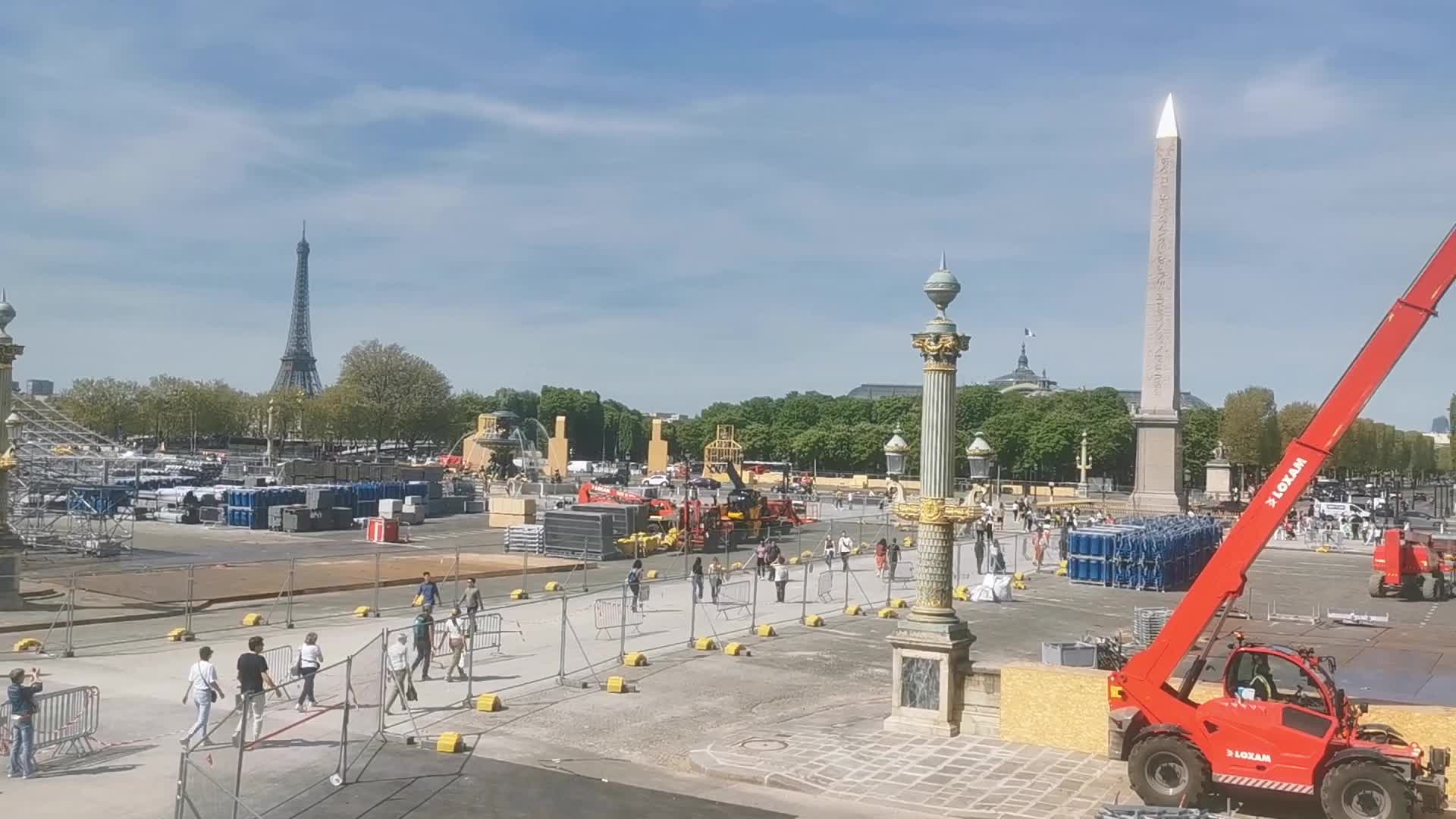 Workers preparing the olympic games in Paris