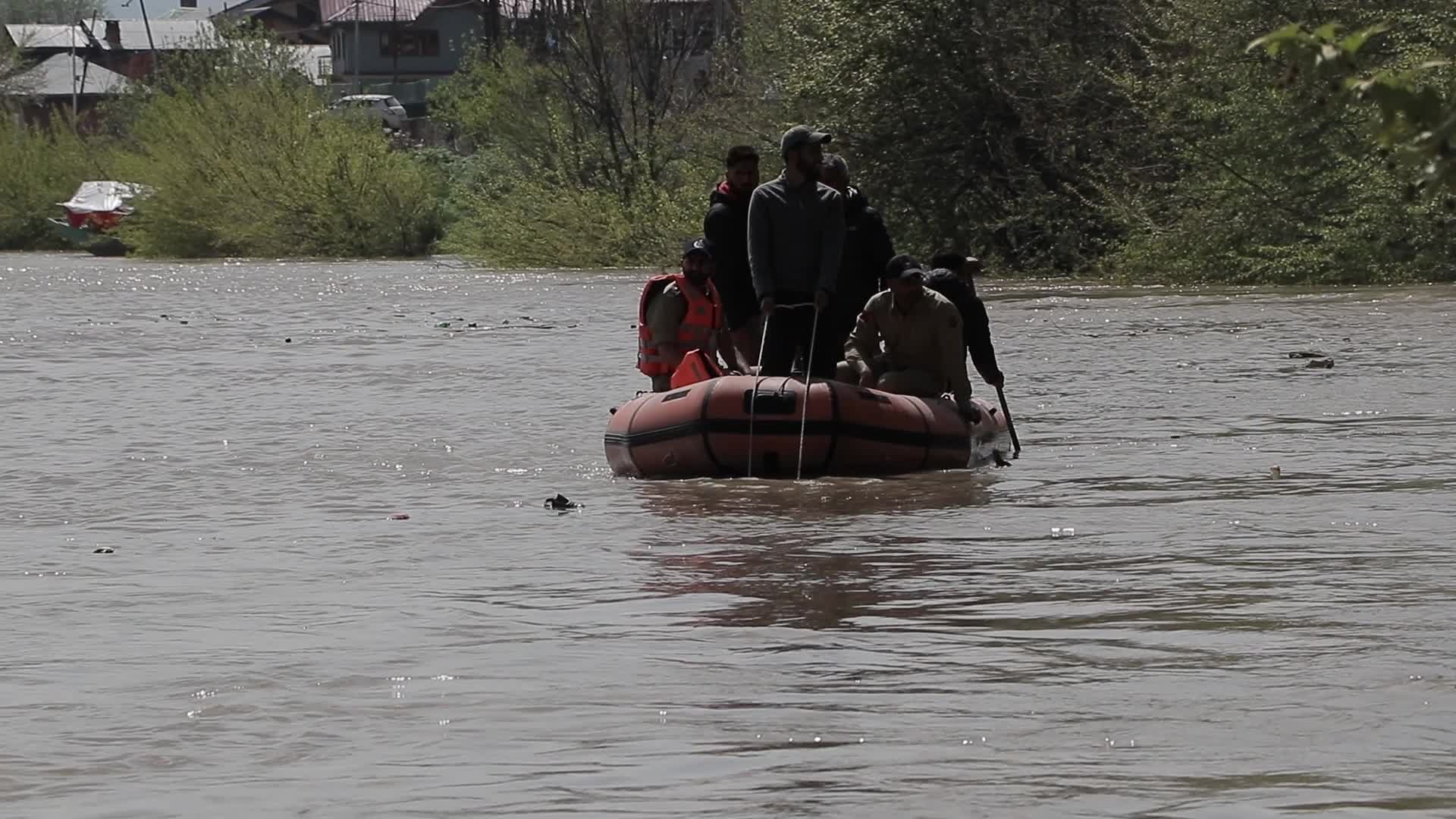 6 Dead as Schoolchildren's Boat Capsizes in Jhelum in Kashmir