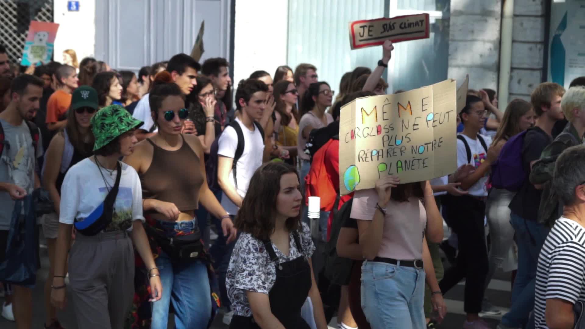 Nearly two thousand people demonstrated to defend the climate in Lyon, France