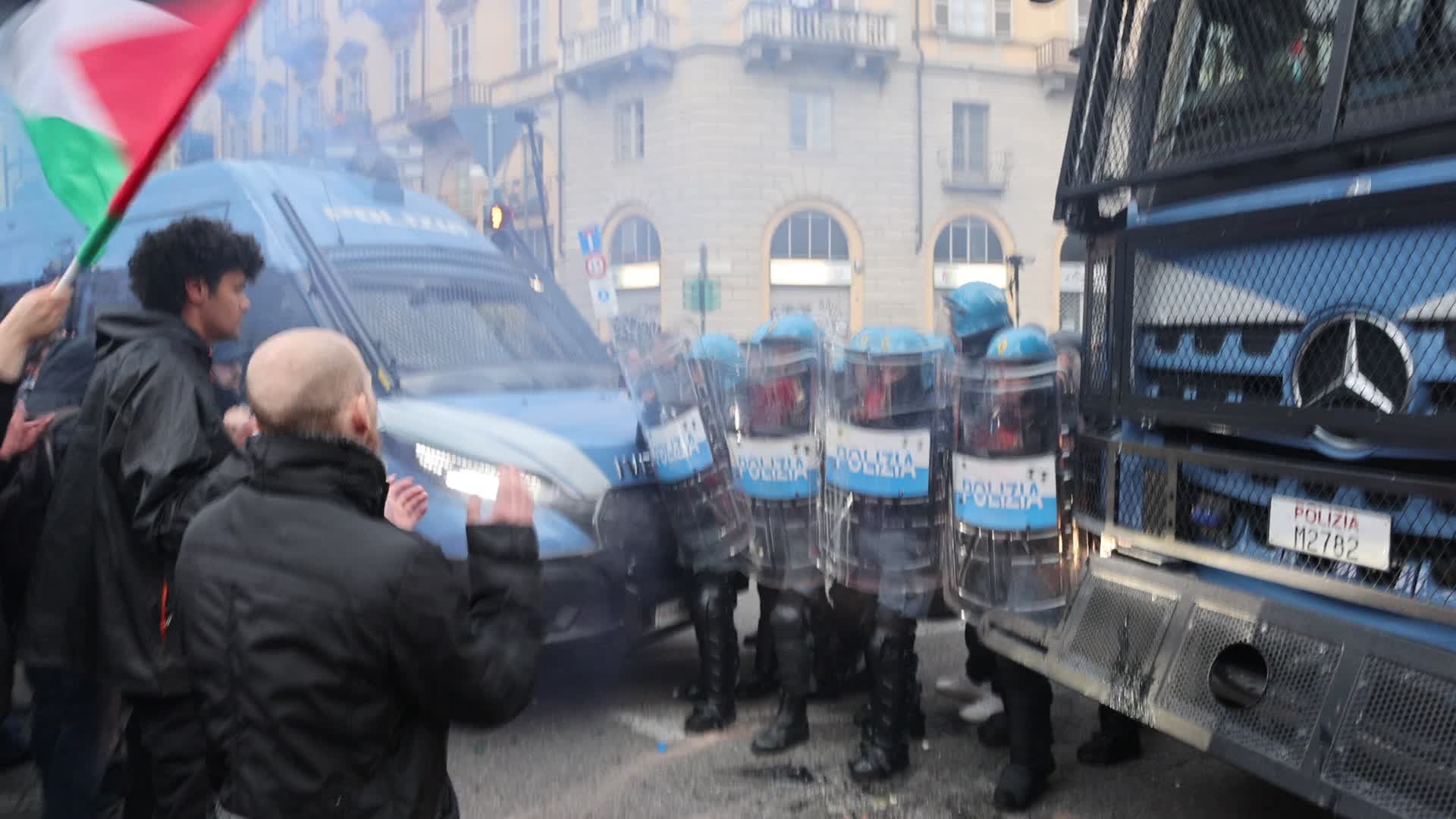  Tension at the Turin protest against G7: the police use water cannons during the clashes.