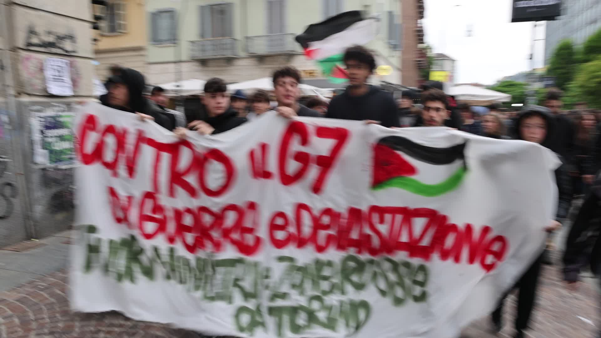  Tension at the Turin protest against G7: the police use water cannons during the clashes.