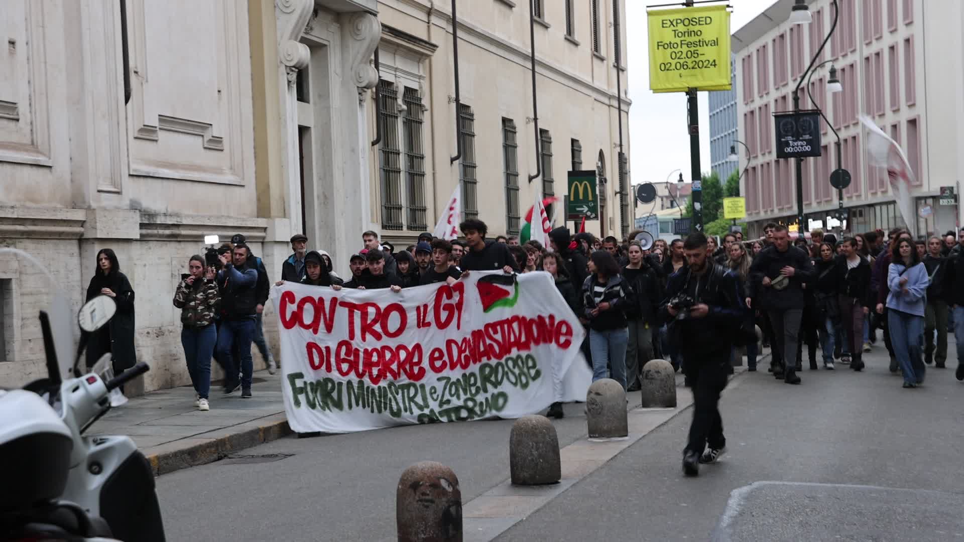  Tension at the Turin protest against G7: the police use water cannons during the clashes.