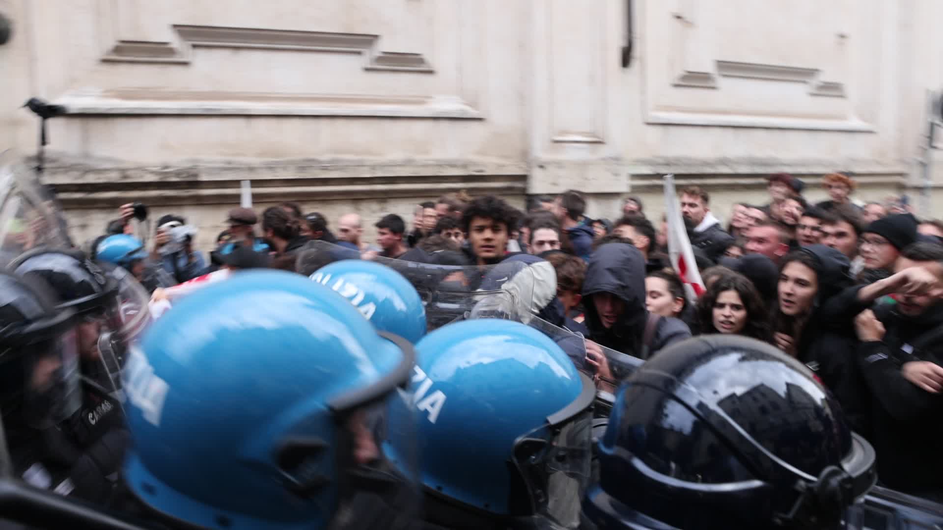  Tension at the Turin protest against G7: the police use water cannons during the clashes.