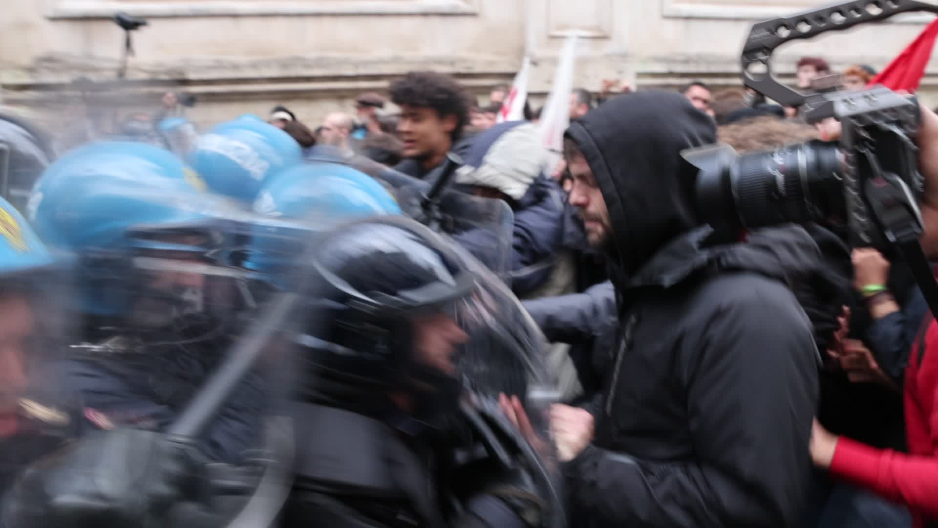  Tension at the Turin protest against G7: the police use water cannons during the clashes.