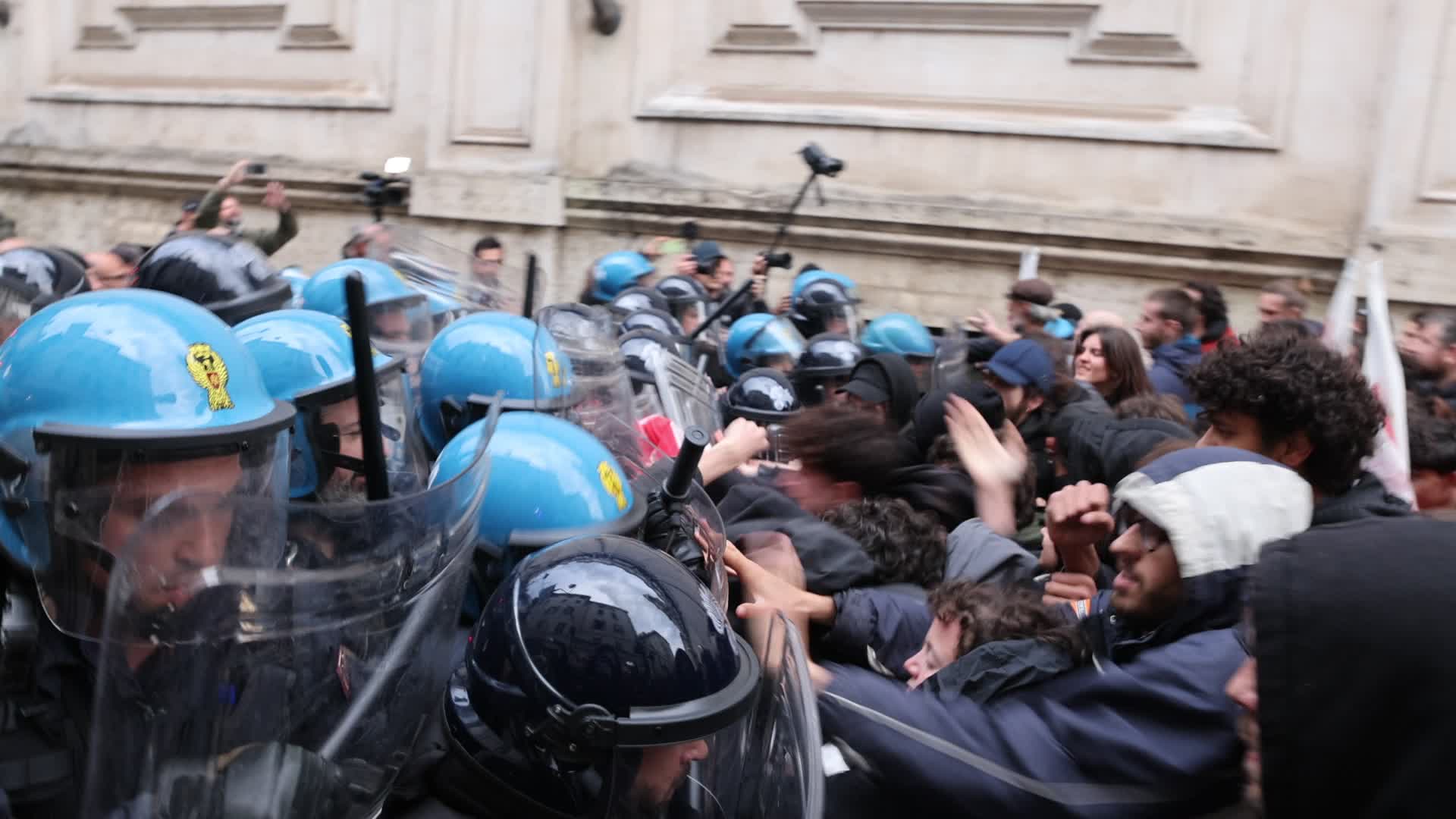  Tension at the Turin protest against G7: the police use water cannons during the clashes.
