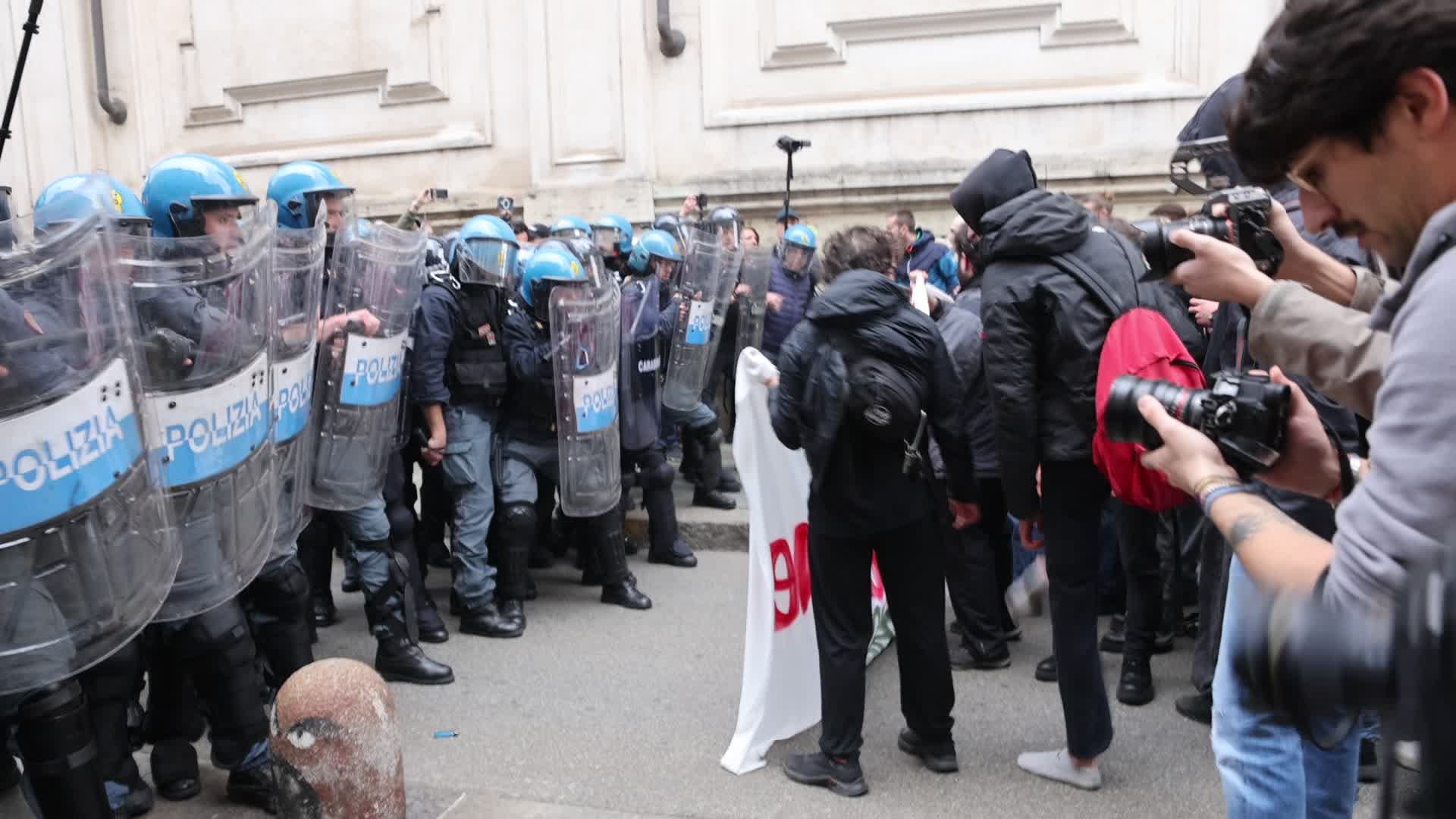  Tension at the Turin protest against G7: the police use water cannons during the clashes.