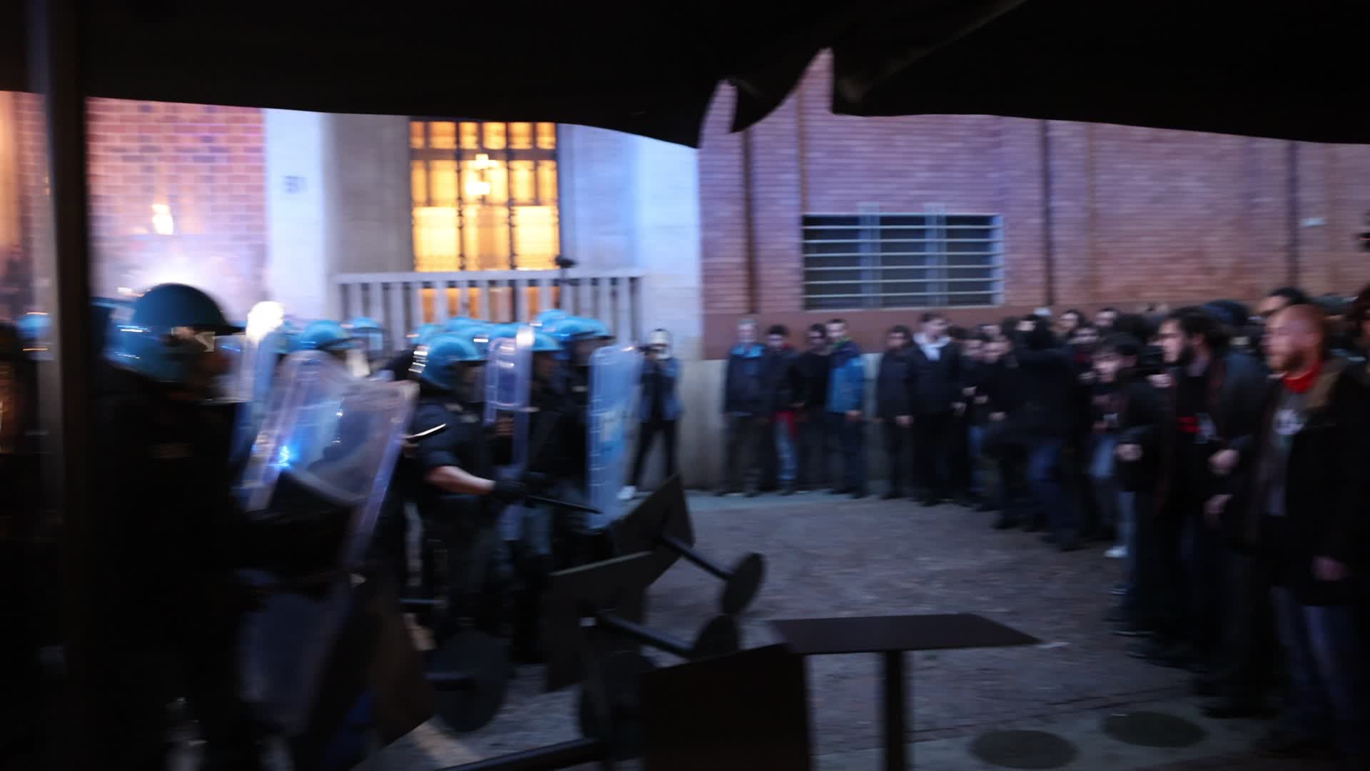  Tension at the Turin protest against G7: the police use water cannons during the clashes.