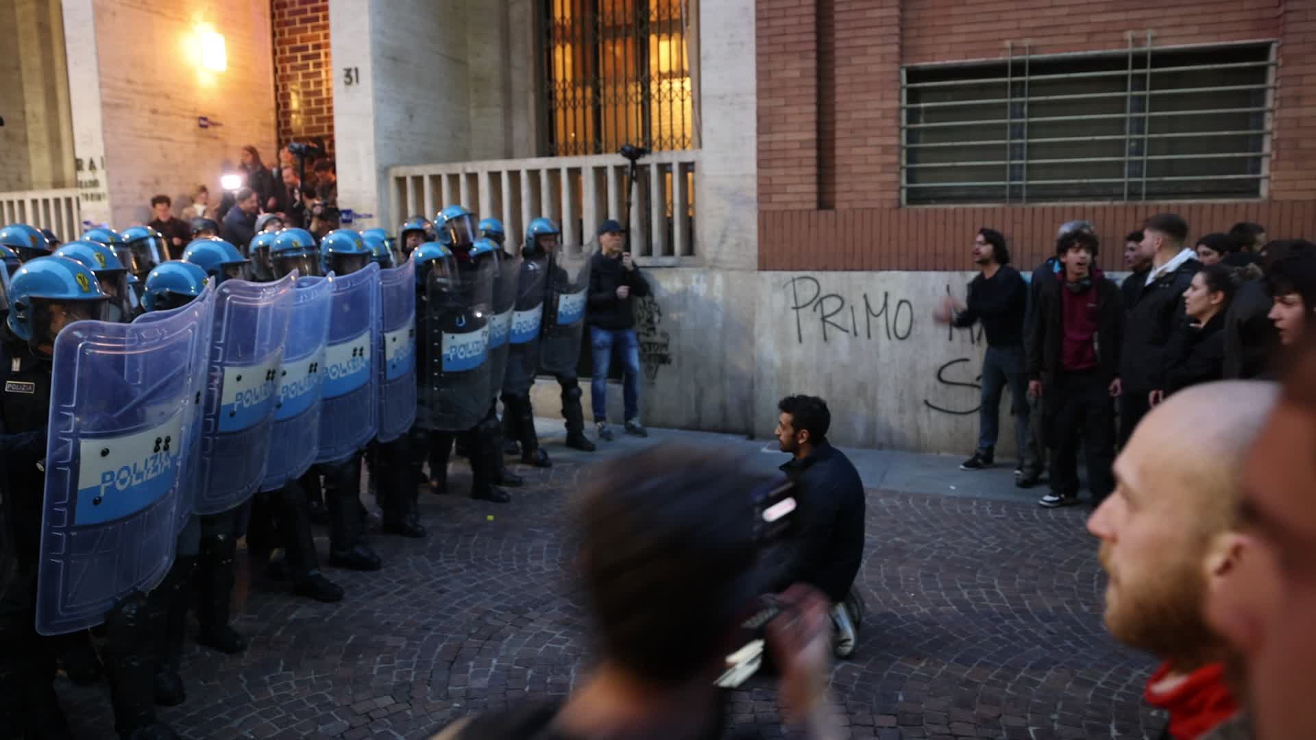  Tension at the Turin protest against G7: the police use water cannons during the clashes.