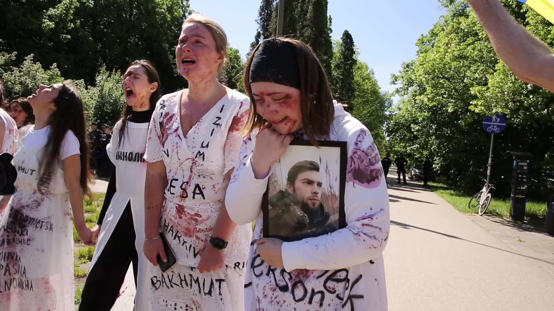 Russian Ambassador to Poland faces Ukrainian protest on Russian Victory Day