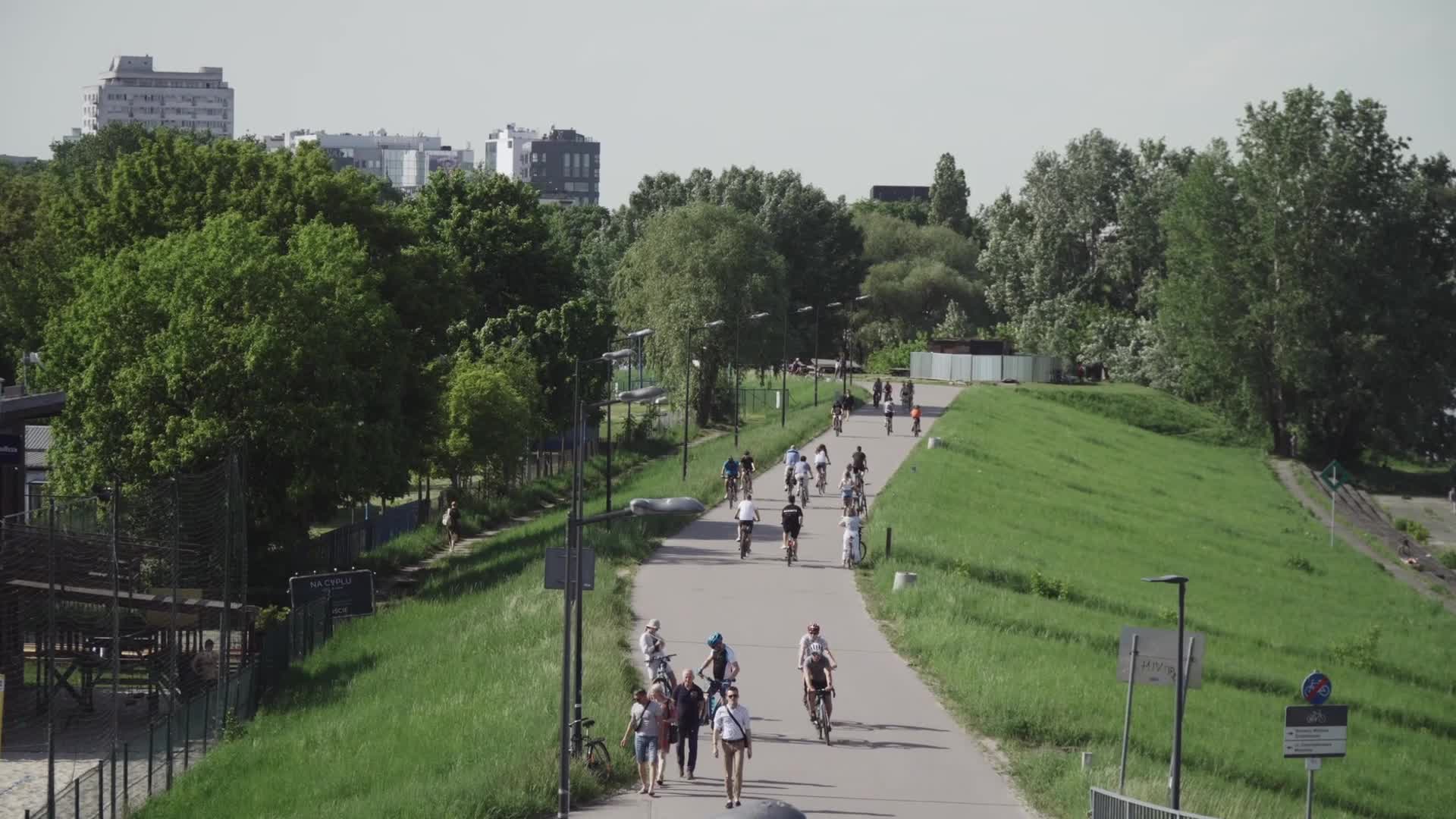 Sudden heat graces long May weekend in Poland