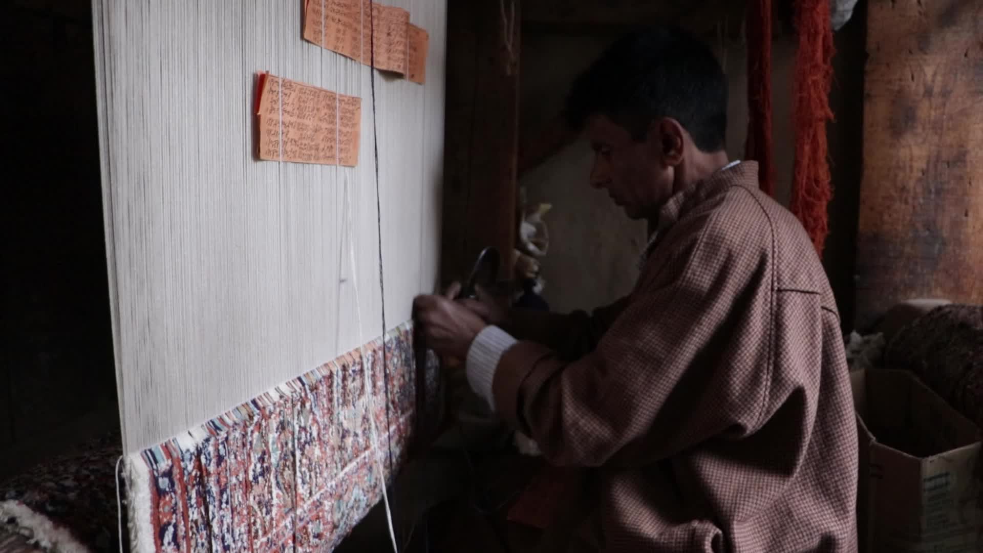 Kashmiri Carpet Weaving Factory Faces Challenges