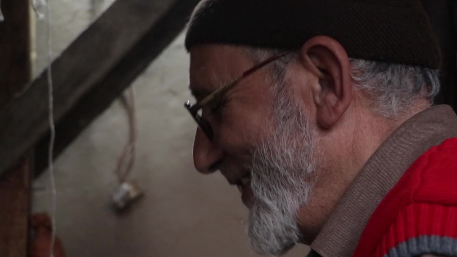 Kashmiri Carpet Weaving Factory Faces Challenges