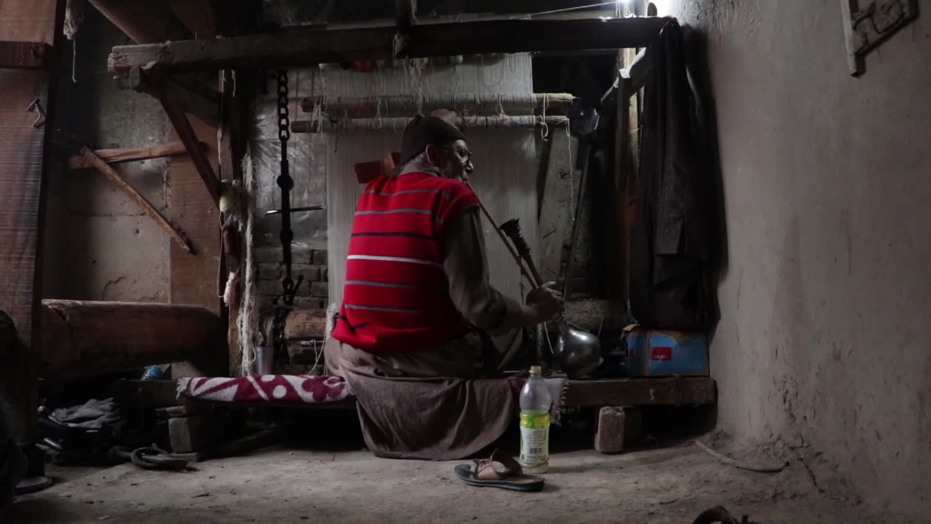 Kashmiri Carpet Weaving Factory Faces Challenges