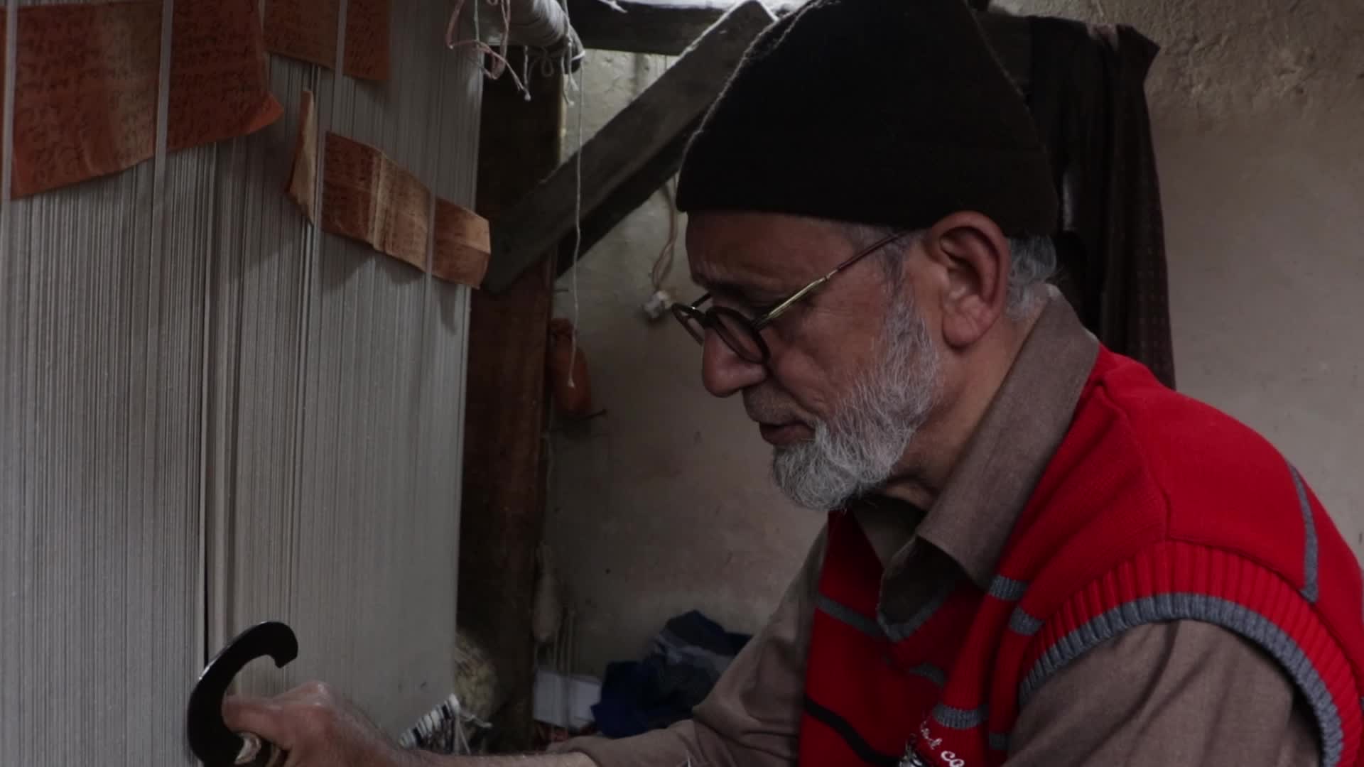 Kashmiri Carpet Weaving Factory Faces Challenges