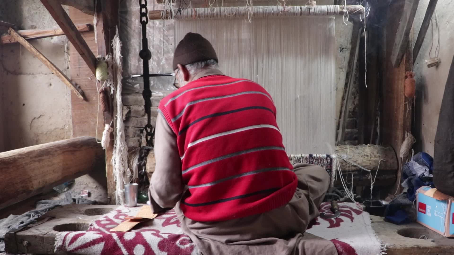 Kashmiri Carpet Weaving Factory Faces Challenges