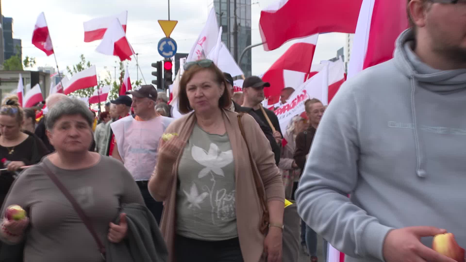 March in Warsaw against EU climate policies and the country's pro-EU leader