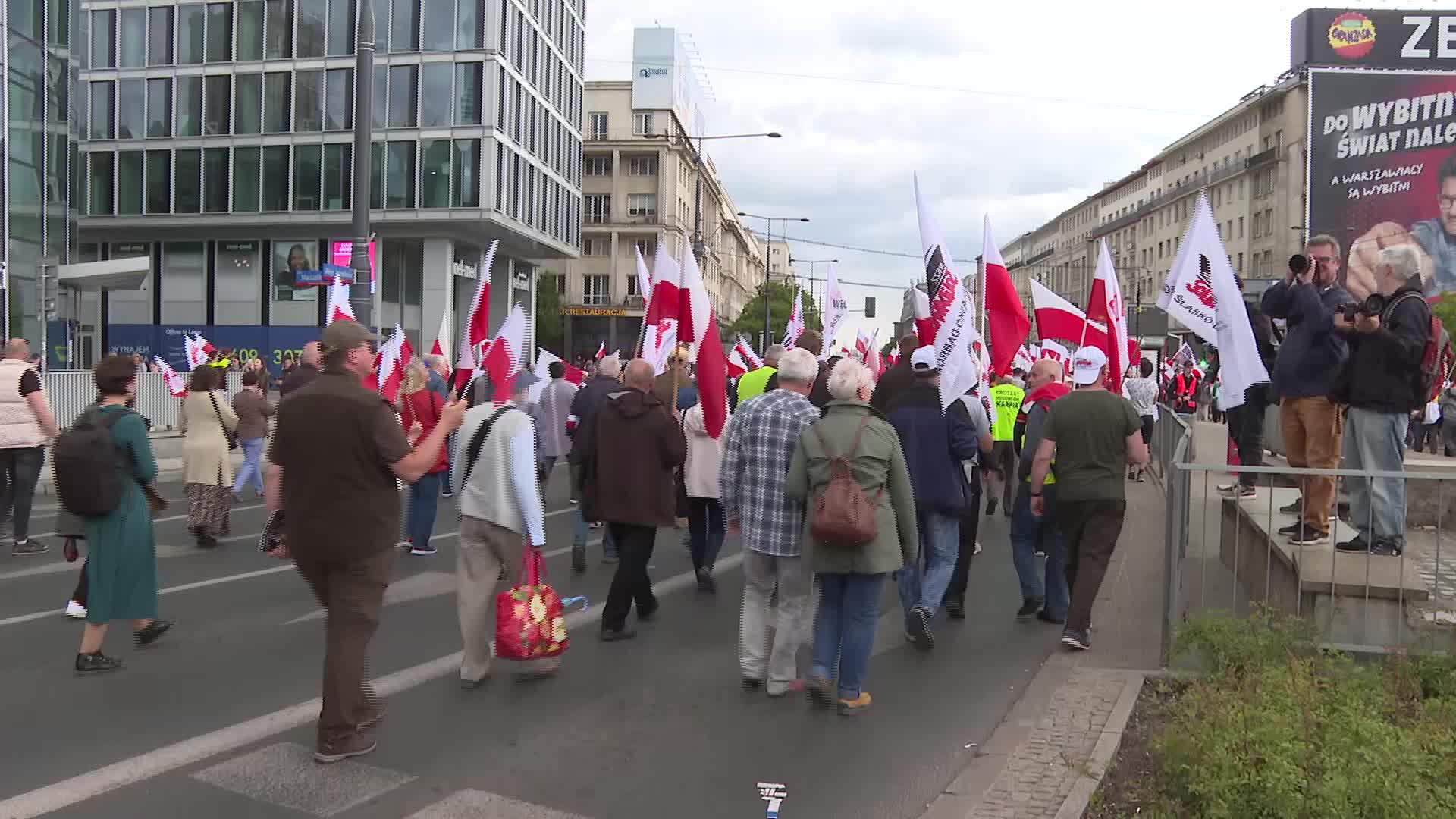 March in Warsaw against EU climate policies and the country's pro-EU leader