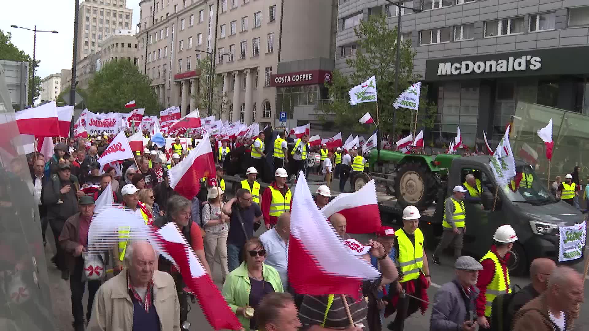 March in Warsaw against EU climate policies and the country's pro-EU leader