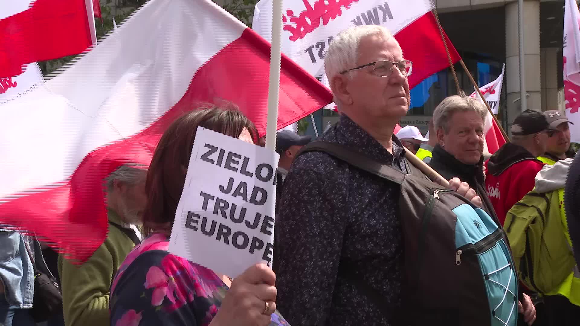 March in Warsaw against EU climate policies and the country's pro-EU leader